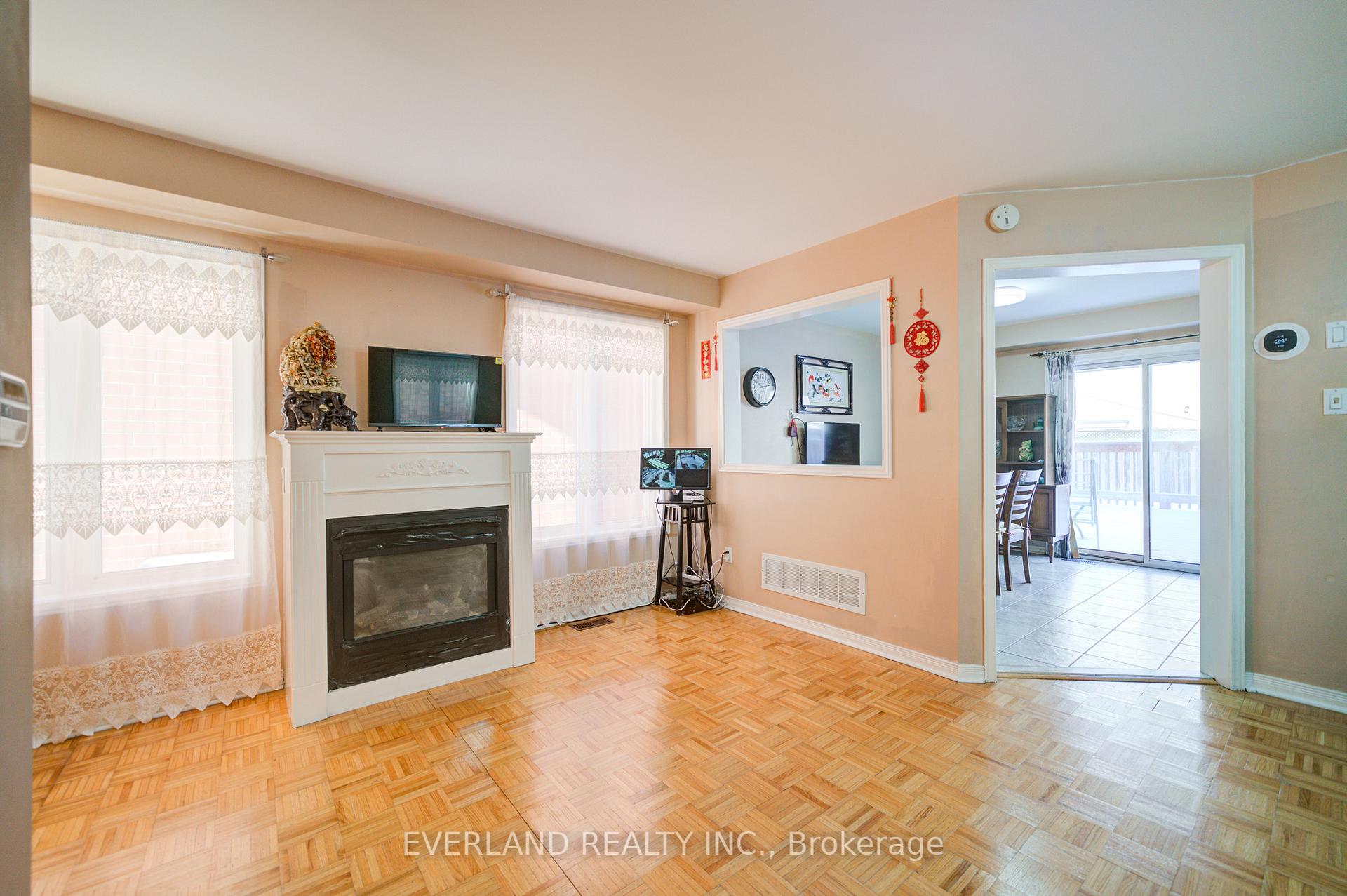 Photo 6 of 43 Kayla Crescent, Vaughan, Maple — HOMEH