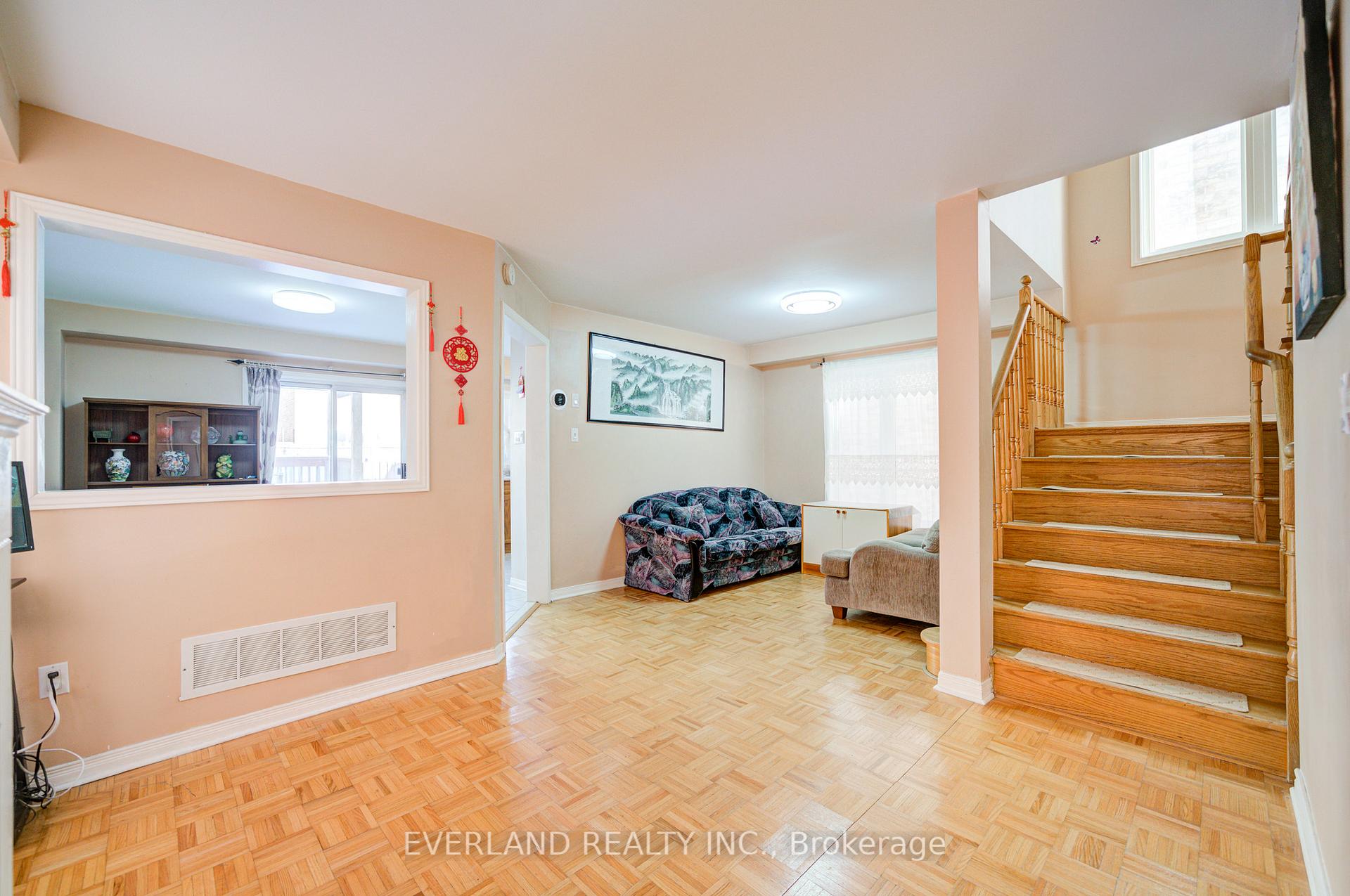 Photo 7 of 43 Kayla Crescent, Vaughan, Maple — HOMEH