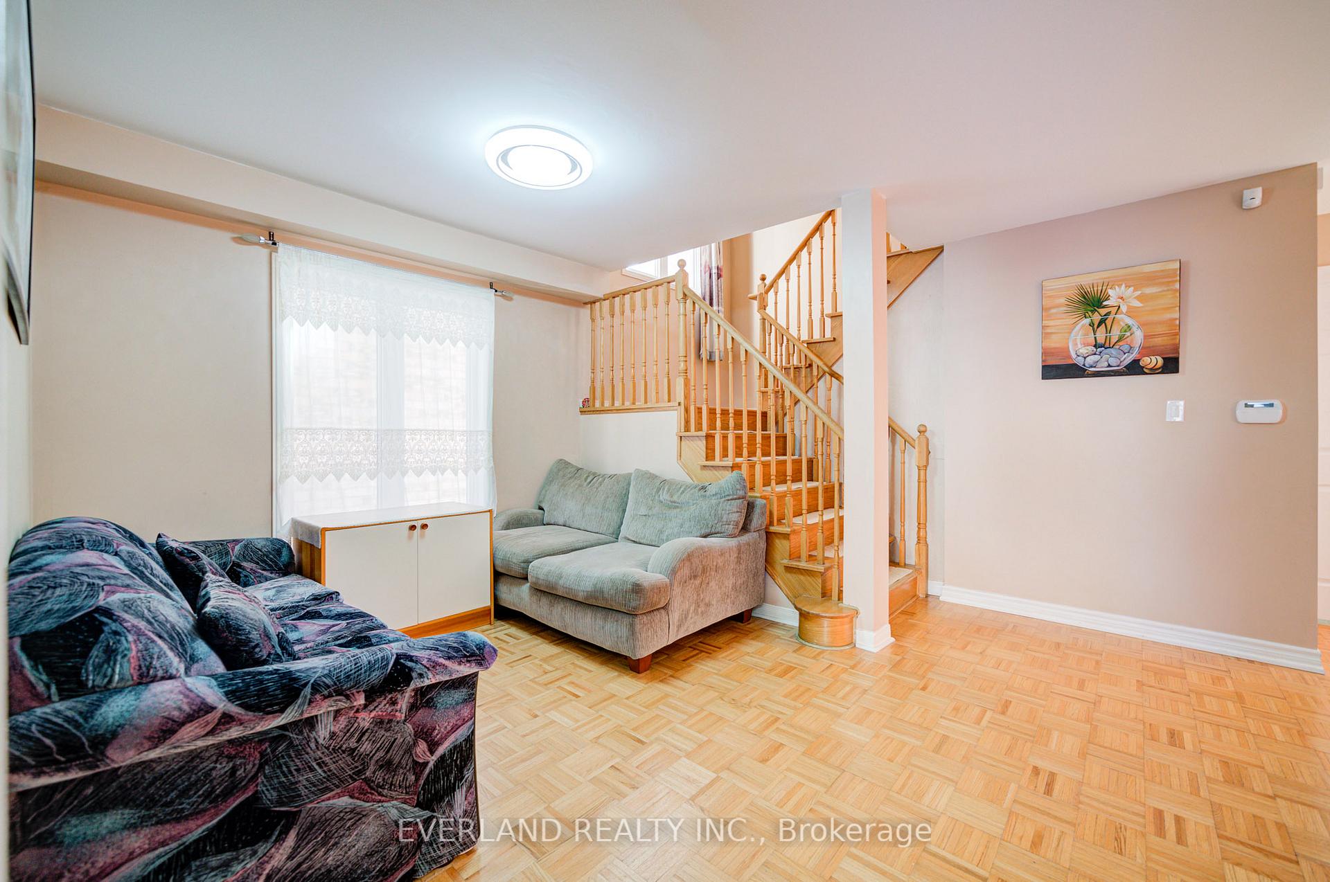 Photo 8 of 43 Kayla Crescent, Vaughan, Maple — HOMEH