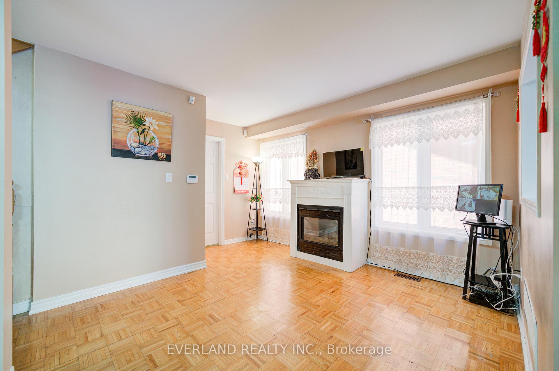 Photo 9 of 43 Kayla Crescent, Vaughan, Maple — HOMEH