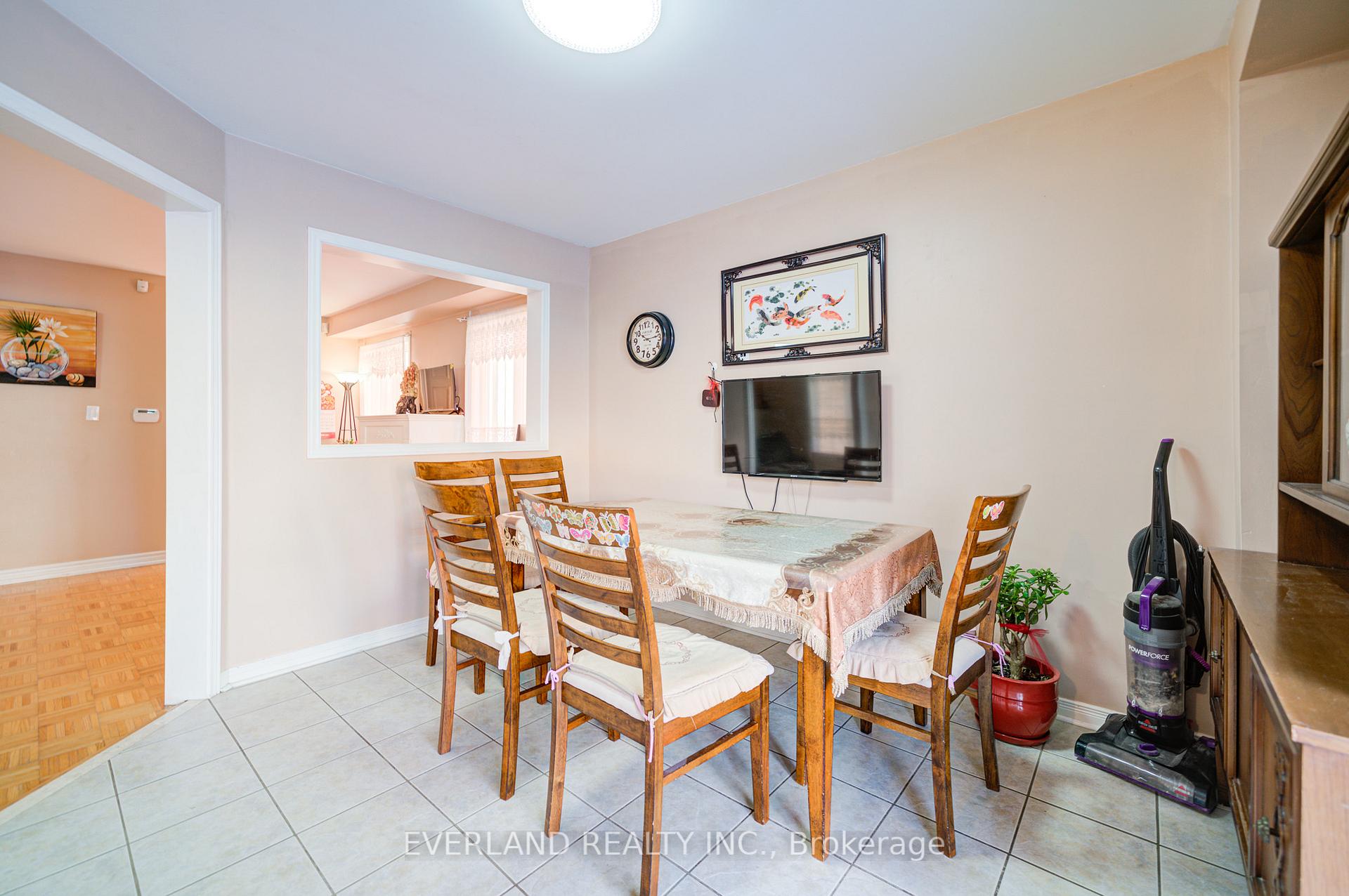Photo 12 of 43 Kayla Crescent, Vaughan, Maple — HOMEH