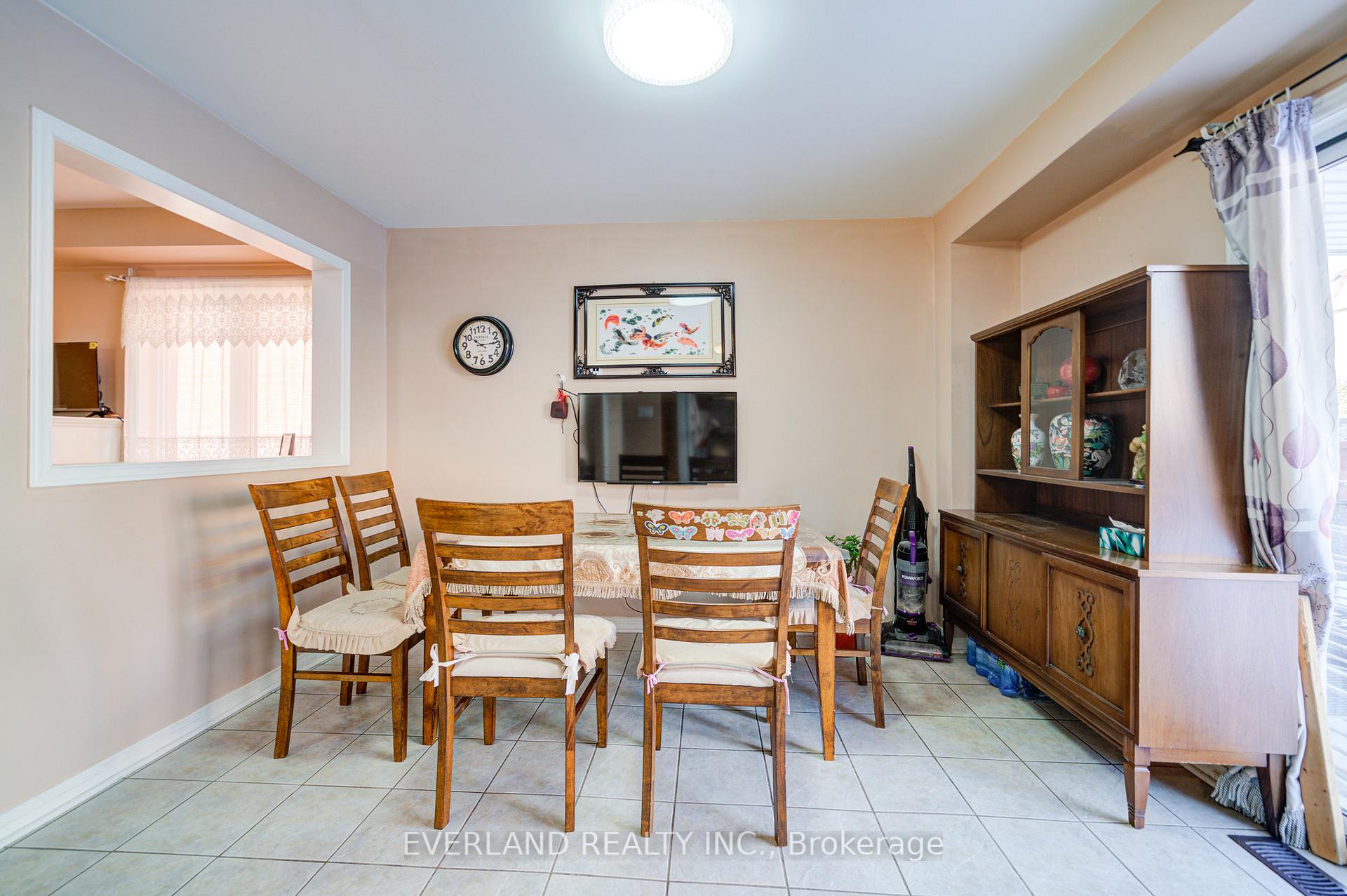 Photo 13 of 43 Kayla Crescent, Vaughan, Maple — HOMEH