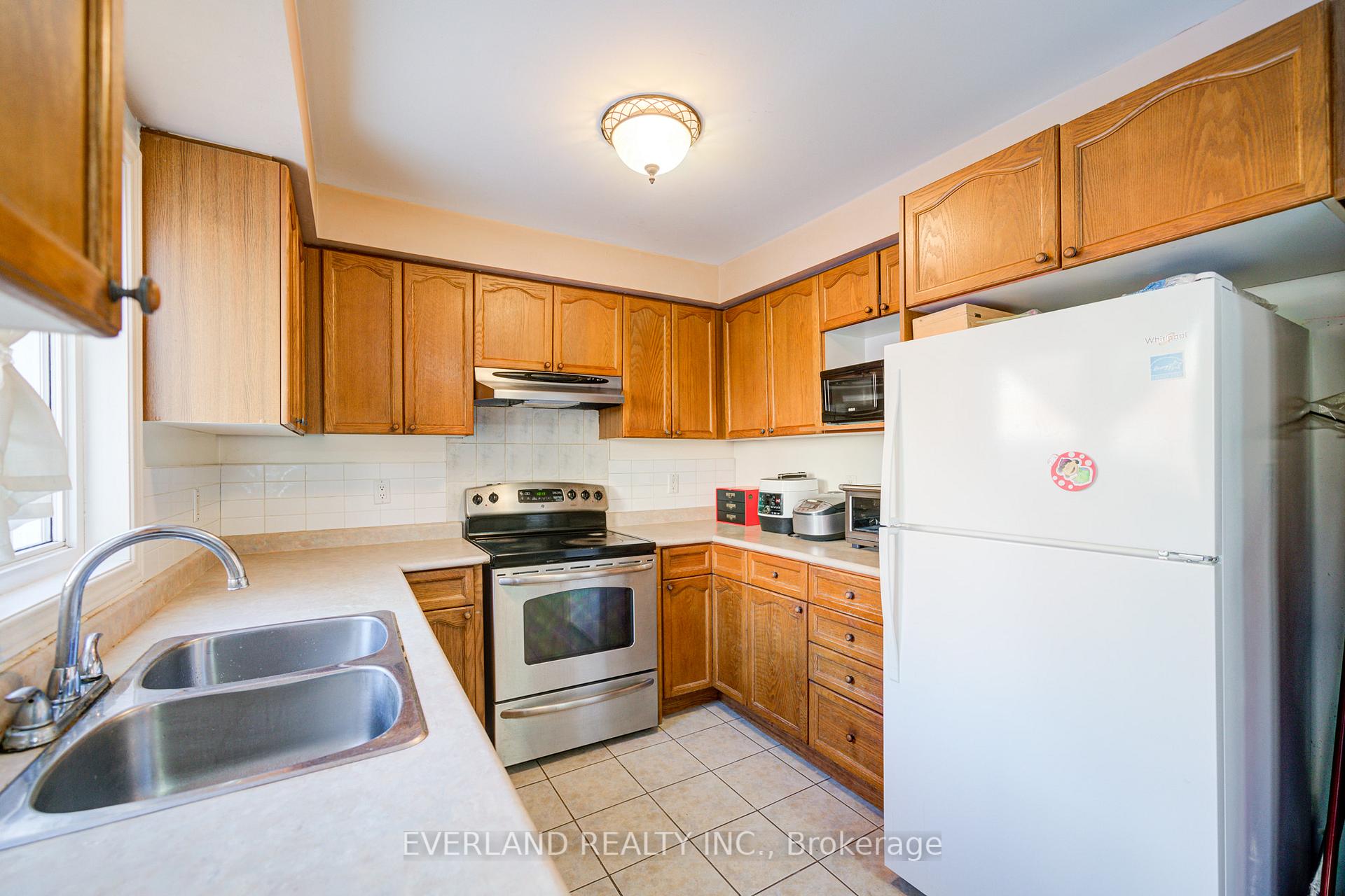 Photo 15 of 43 Kayla Crescent, Vaughan, Maple — HOMEH