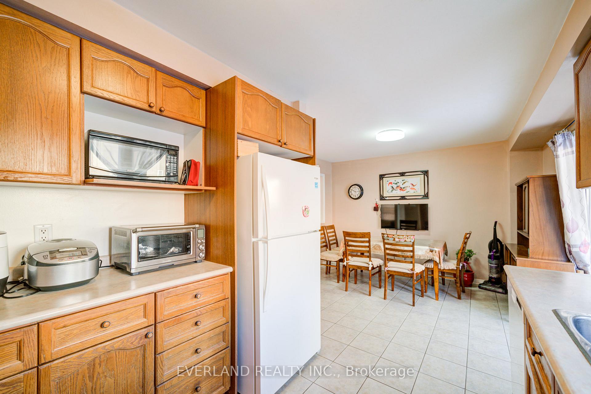 Photo 16 of 43 Kayla Crescent, Vaughan, Maple — HOMEH