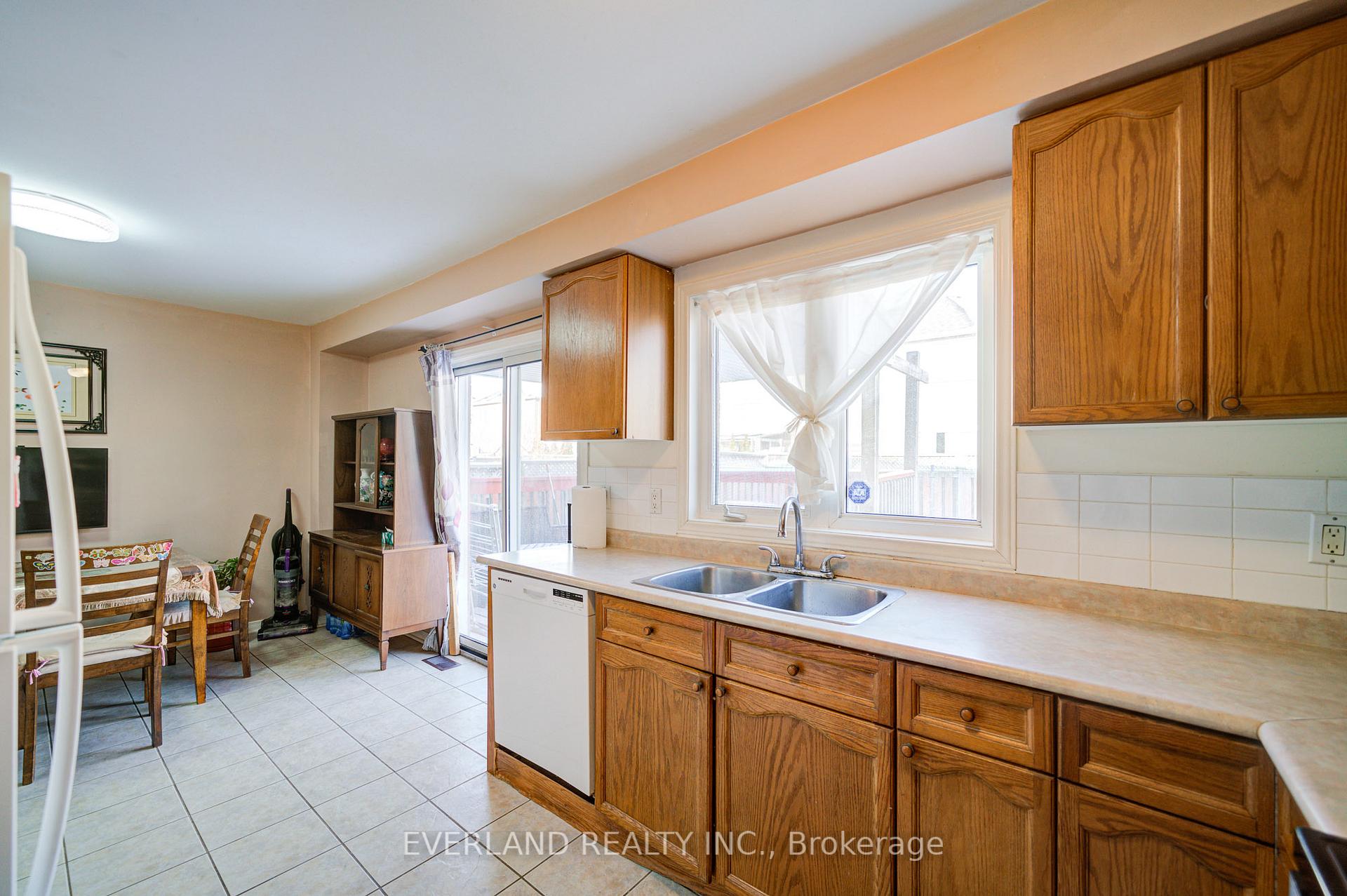 Photo 18 of 43 Kayla Crescent, Vaughan, Maple — HOMEH