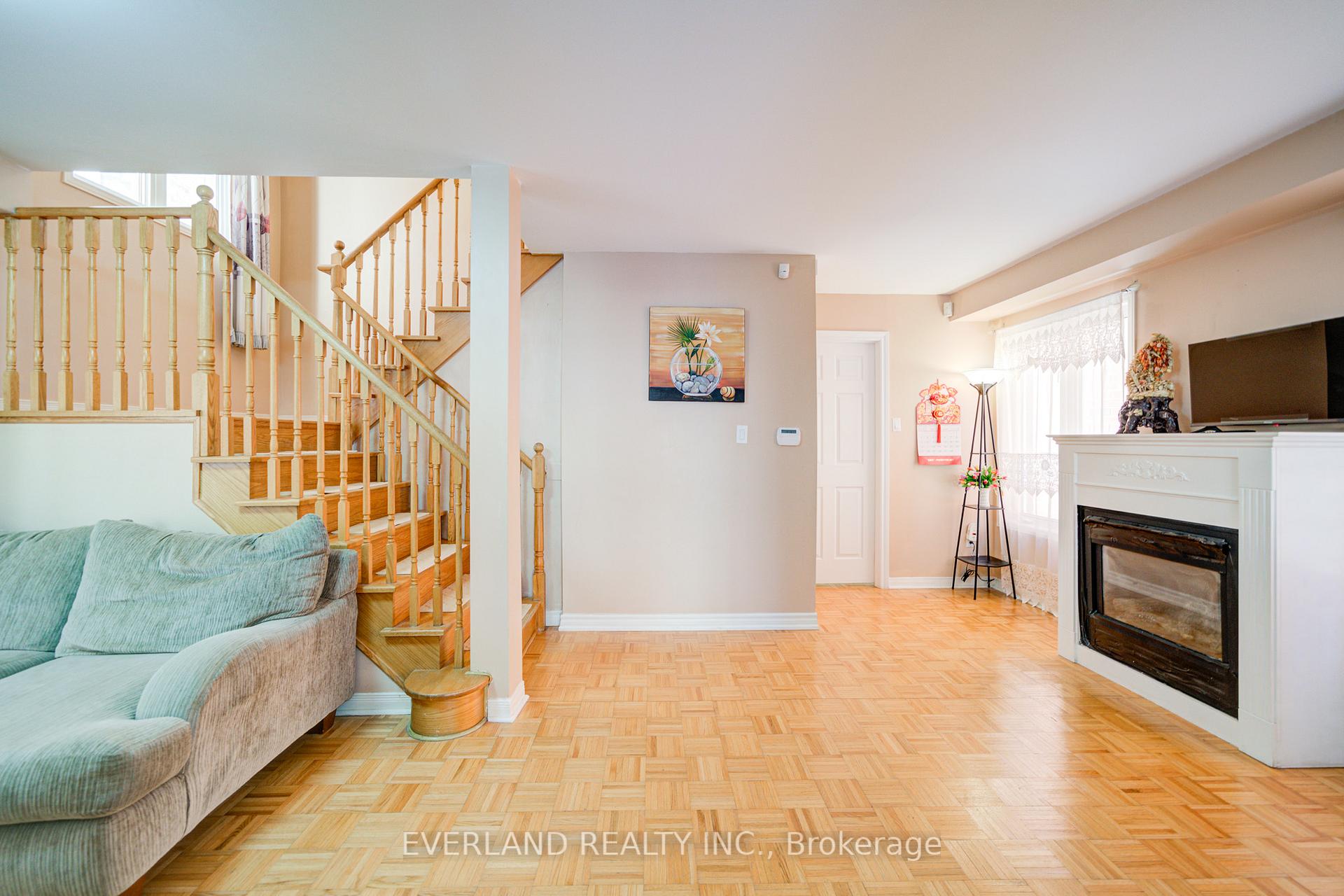 Photo 19 of 43 Kayla Crescent, Vaughan, Maple — HOMEH