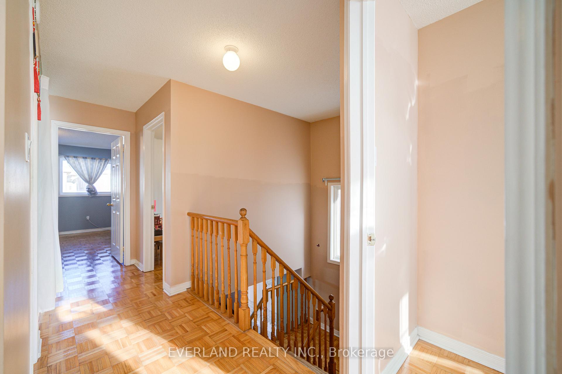 Photo 21 of 43 Kayla Crescent, Vaughan, Maple — HOMEH