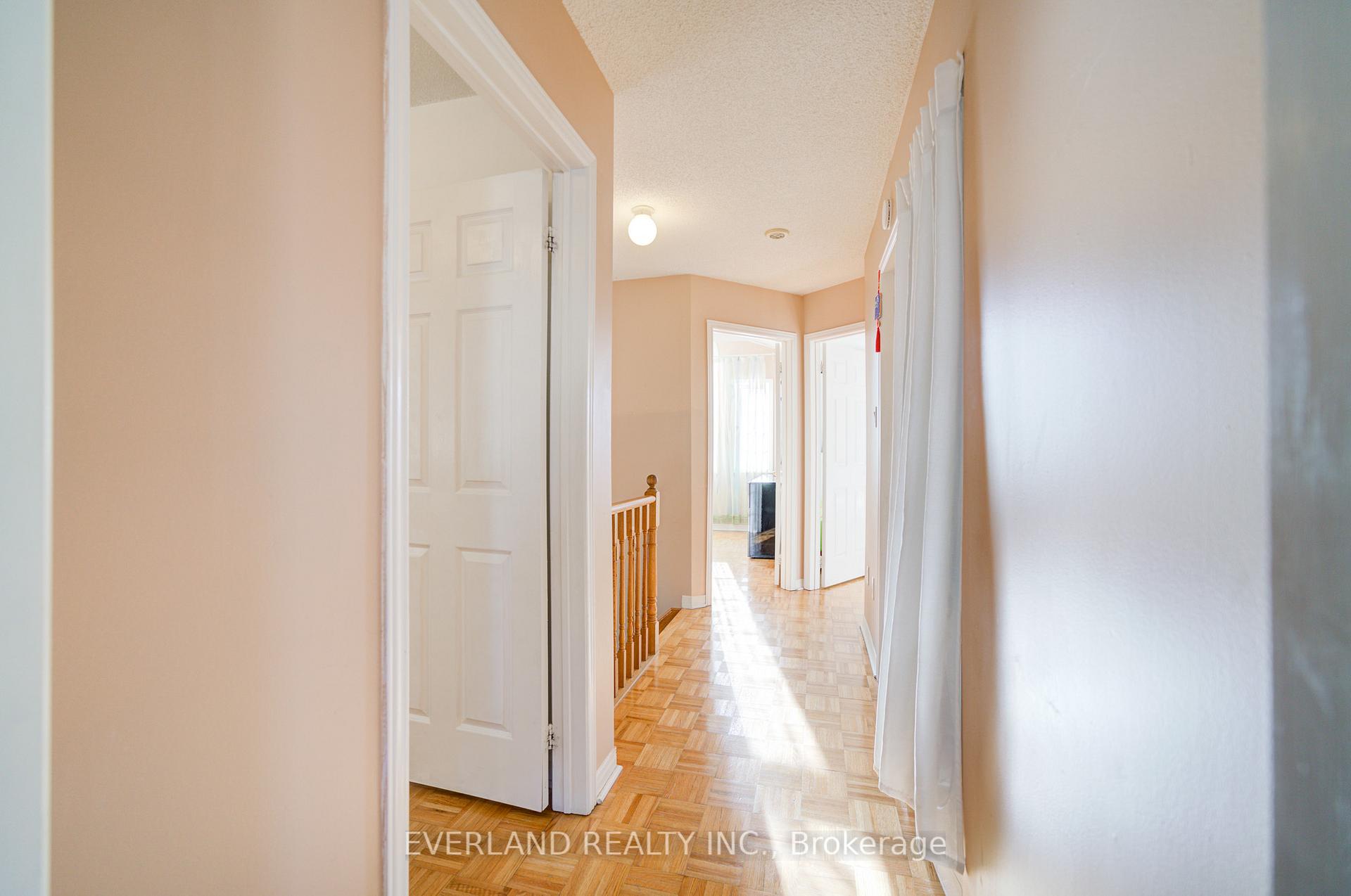 Photo 22 of 43 Kayla Crescent, Vaughan, Maple — HOMEH