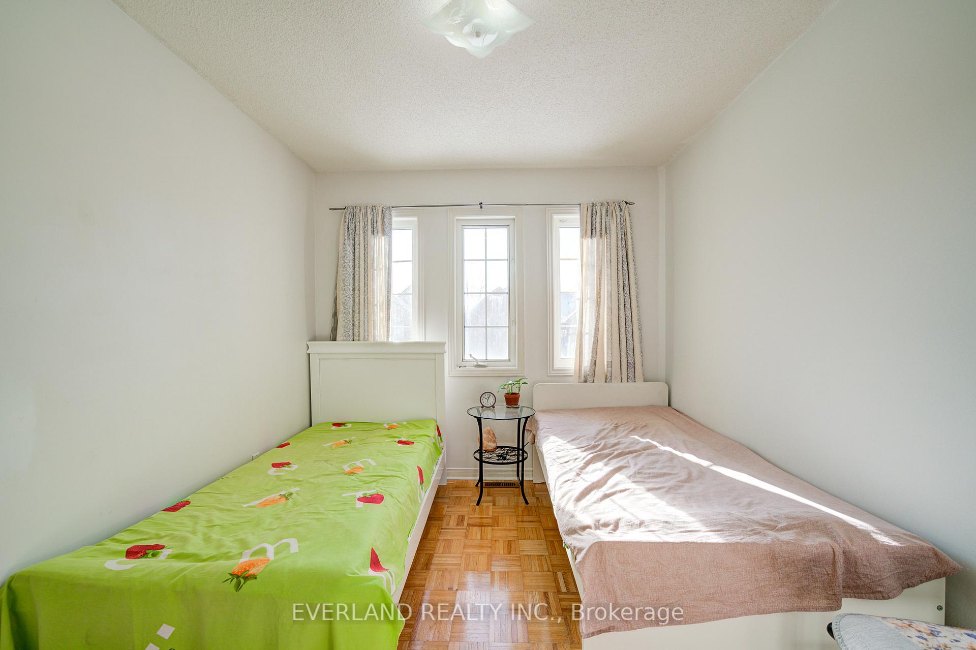 Photo 23 of 43 Kayla Crescent, Vaughan, Maple — HOMEH