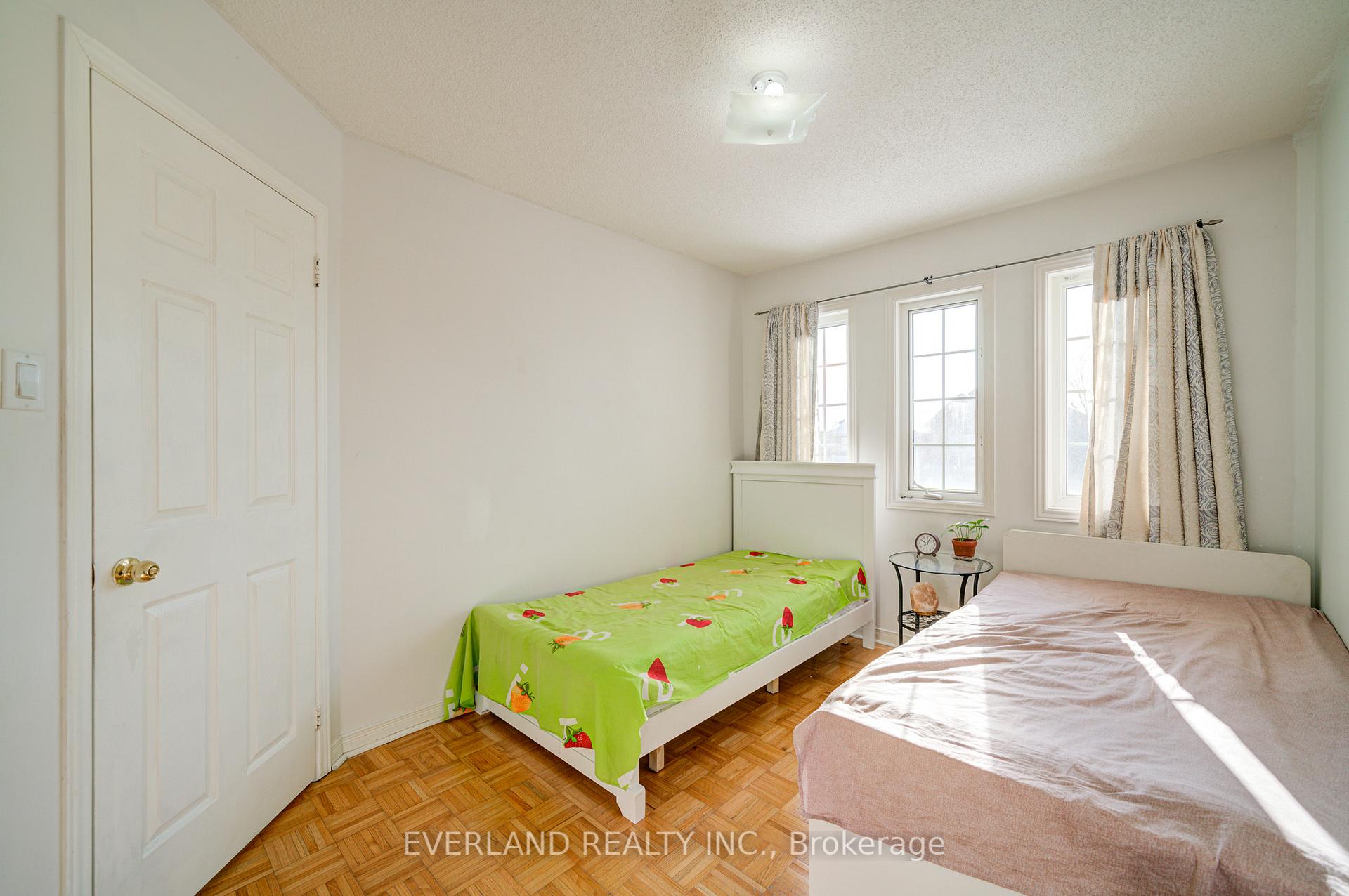Photo 24 of 43 Kayla Crescent, Vaughan, Maple — HOMEH