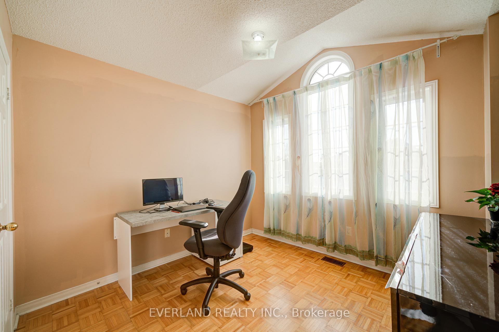 Photo 25 of 43 Kayla Crescent, Vaughan, Maple — HOMEH