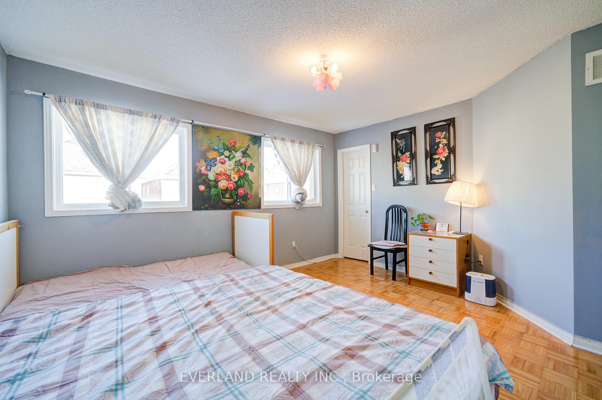 Photo 33 of 43 Kayla Crescent, Vaughan, Maple — HOMEH