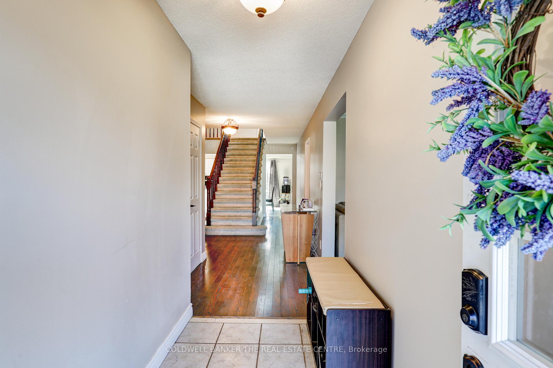 Photo 4 of 526 Gardenview Square, Pickering, Amberlea — HOMEH