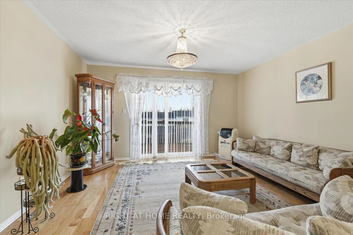 Photo 5 of 1349 Eagle Crescent, Peterborough, Monaghan Ward 2 — HOMEH