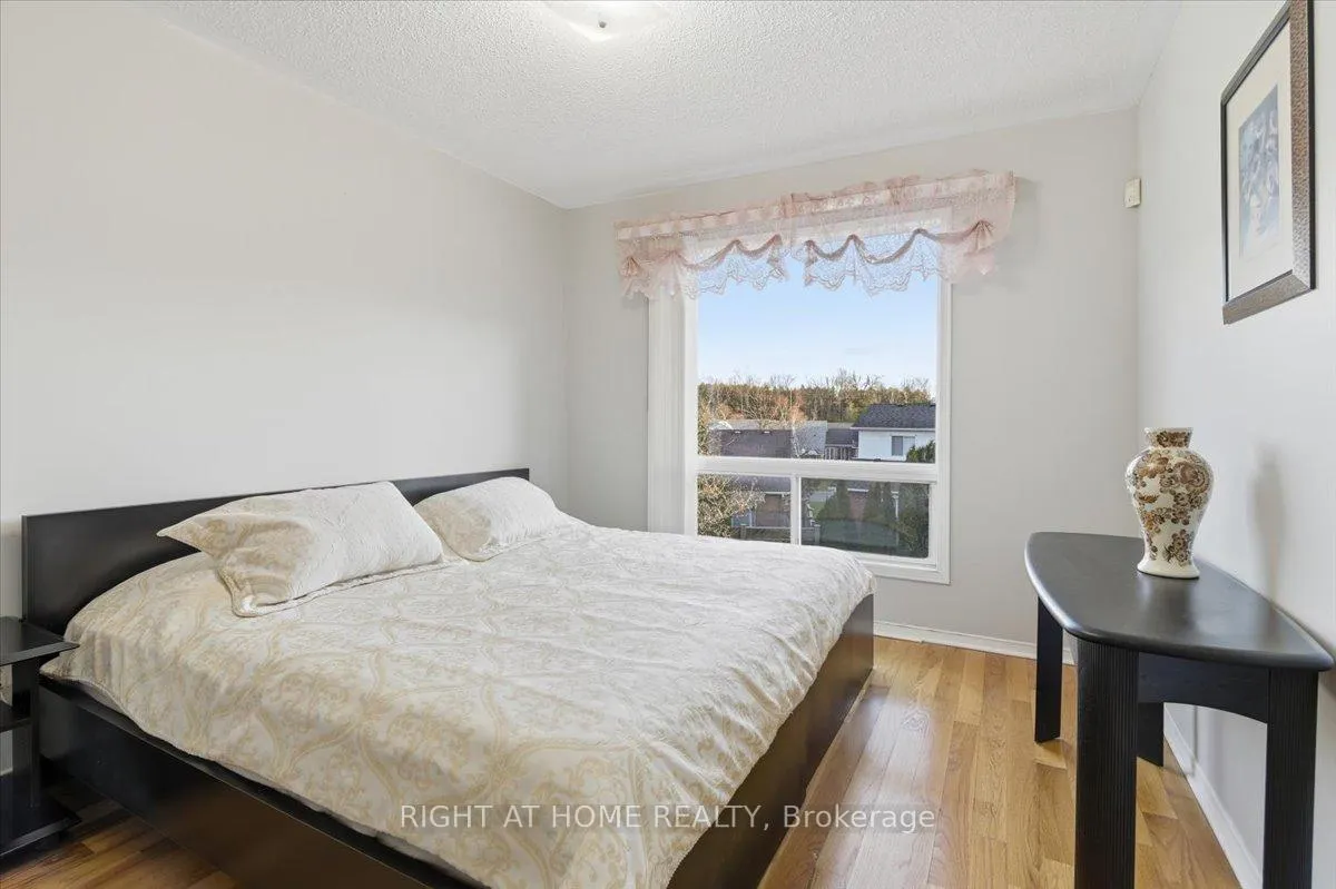 Photo 10 of 1349 Eagle Crescent, Peterborough, Monaghan Ward 2 — HOMEH