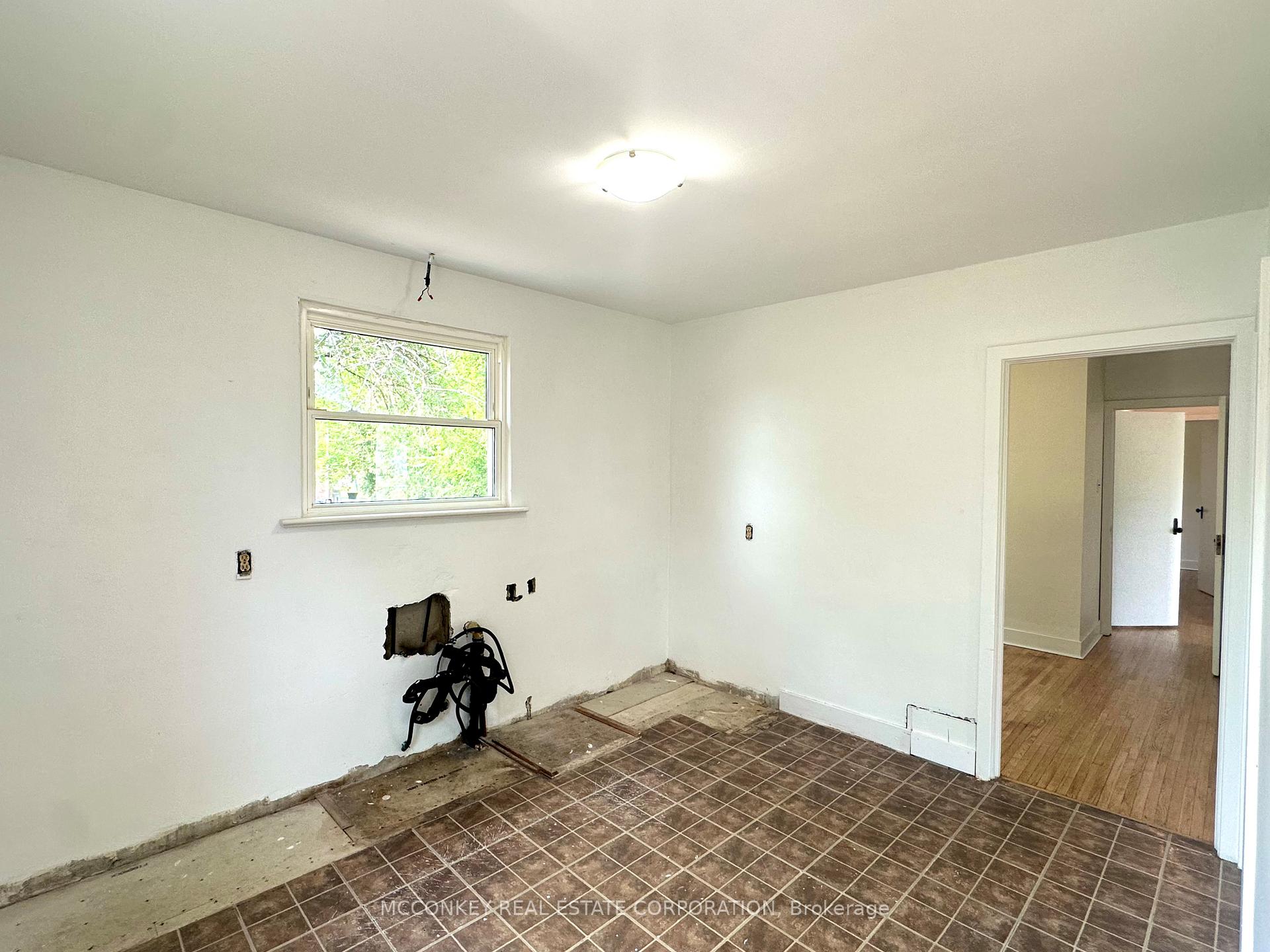 Photo 9 of 1033 Western Avenue, Peterborough, Otonabee Ward 1 — HOMEH