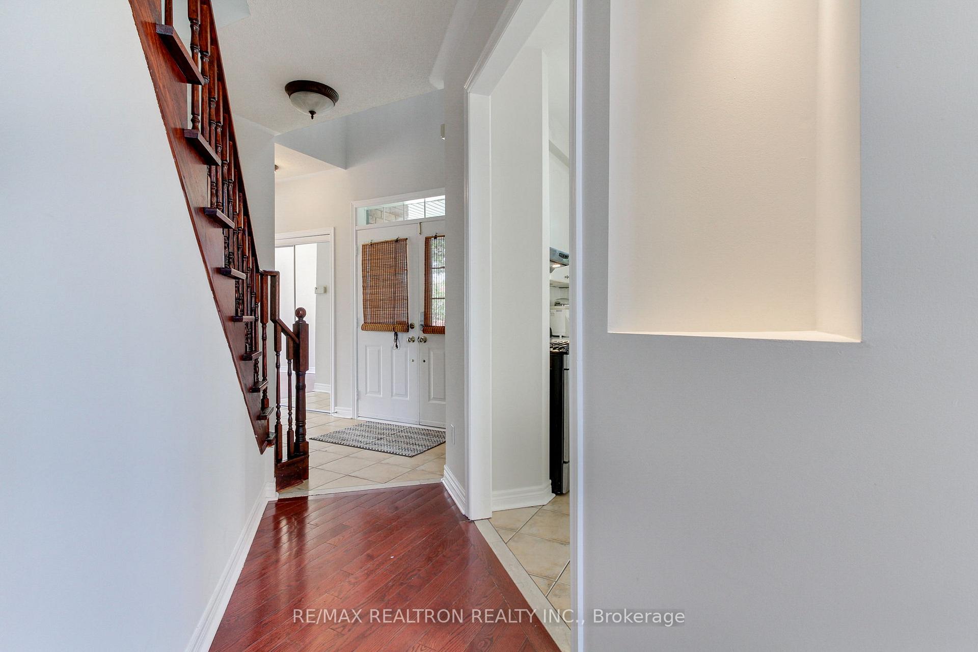 Photo 5 of 119 Watkins Glen Crescent, Aurora, Bayview Wellington — HOMEH