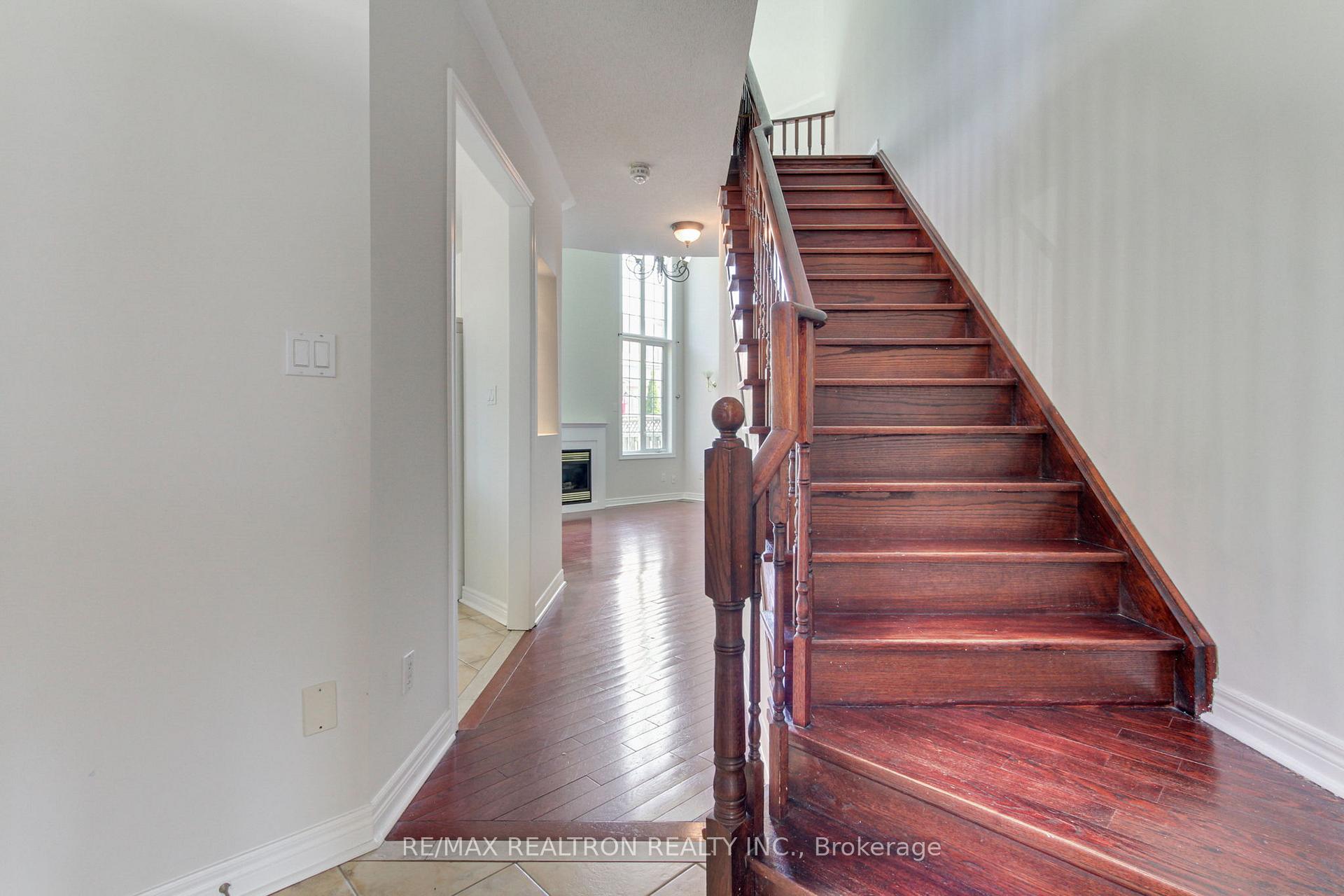 Photo 7 of 119 Watkins Glen Crescent, Aurora, Bayview Wellington — HOMEH