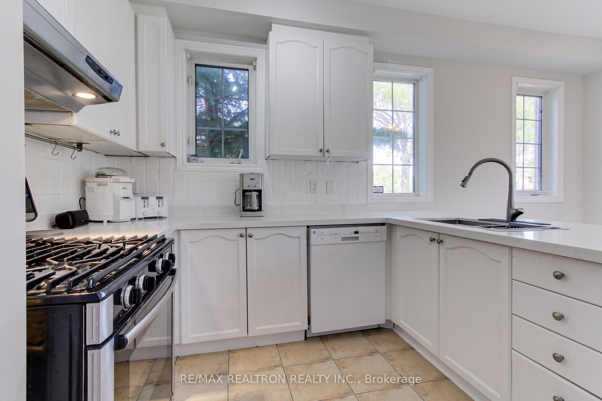 Photo 9 of 119 Watkins Glen Crescent, Aurora, Bayview Wellington — HOMEH