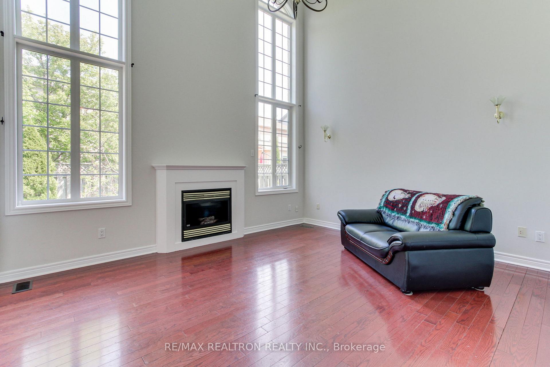 Photo 14 of 119 Watkins Glen Crescent, Aurora, Bayview Wellington — HOMEH