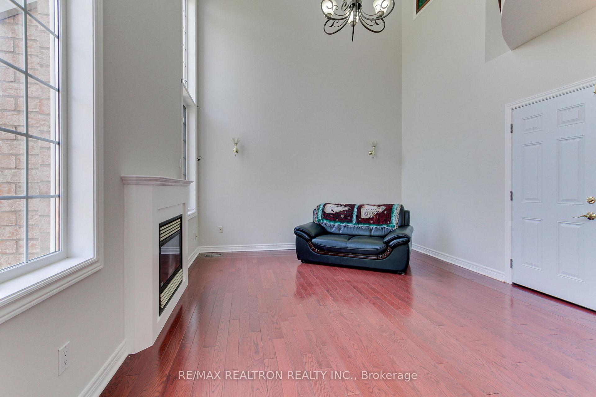 Photo 15 of 119 Watkins Glen Crescent, Aurora, Bayview Wellington — HOMEH