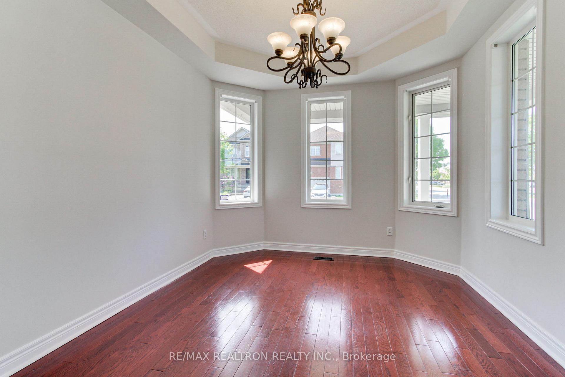 Photo 18 of 119 Watkins Glen Crescent, Aurora, Bayview Wellington — HOMEH