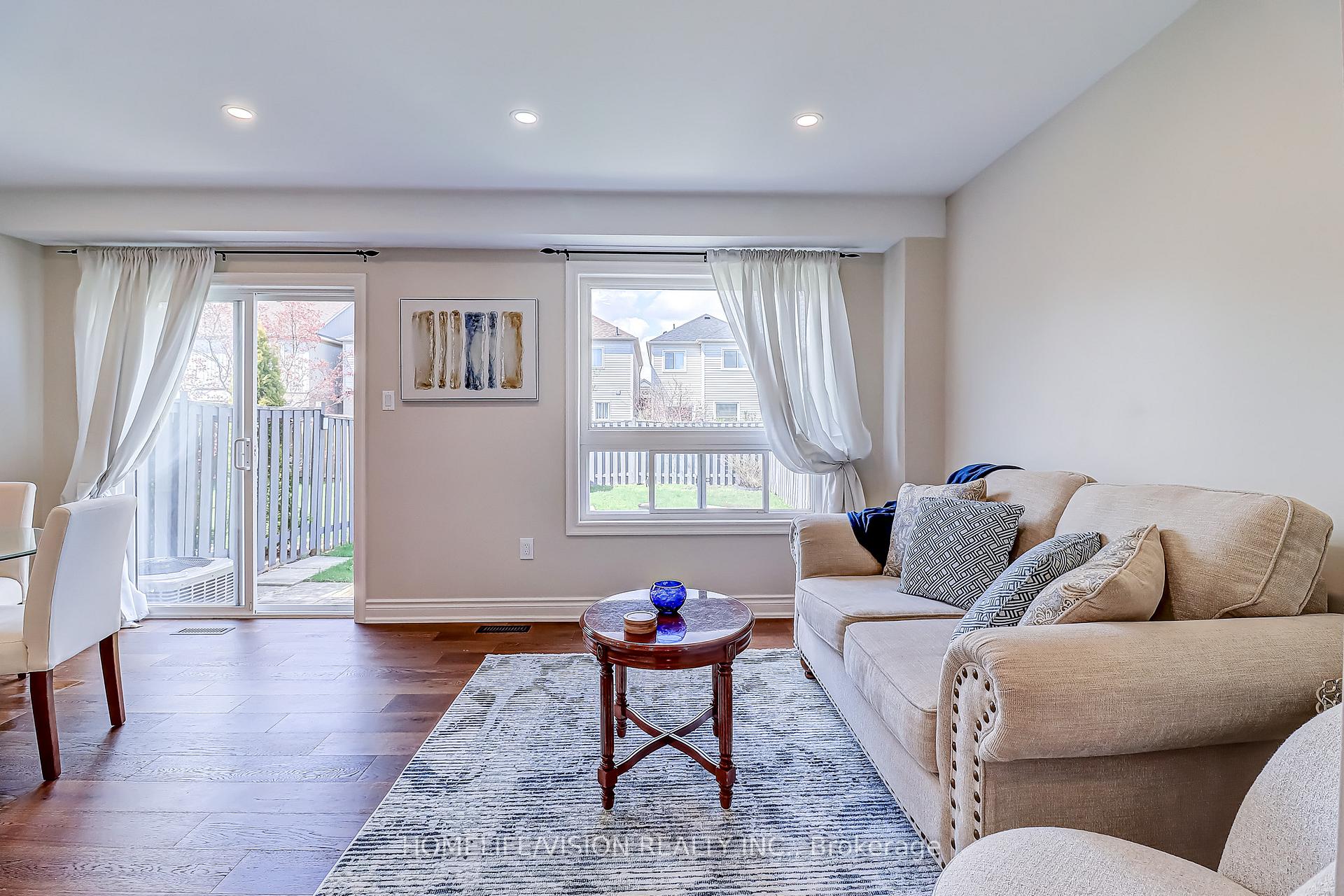 Photo 4 of 28 Longueuil Place, Whitby, Pringle Creek — HOMEH