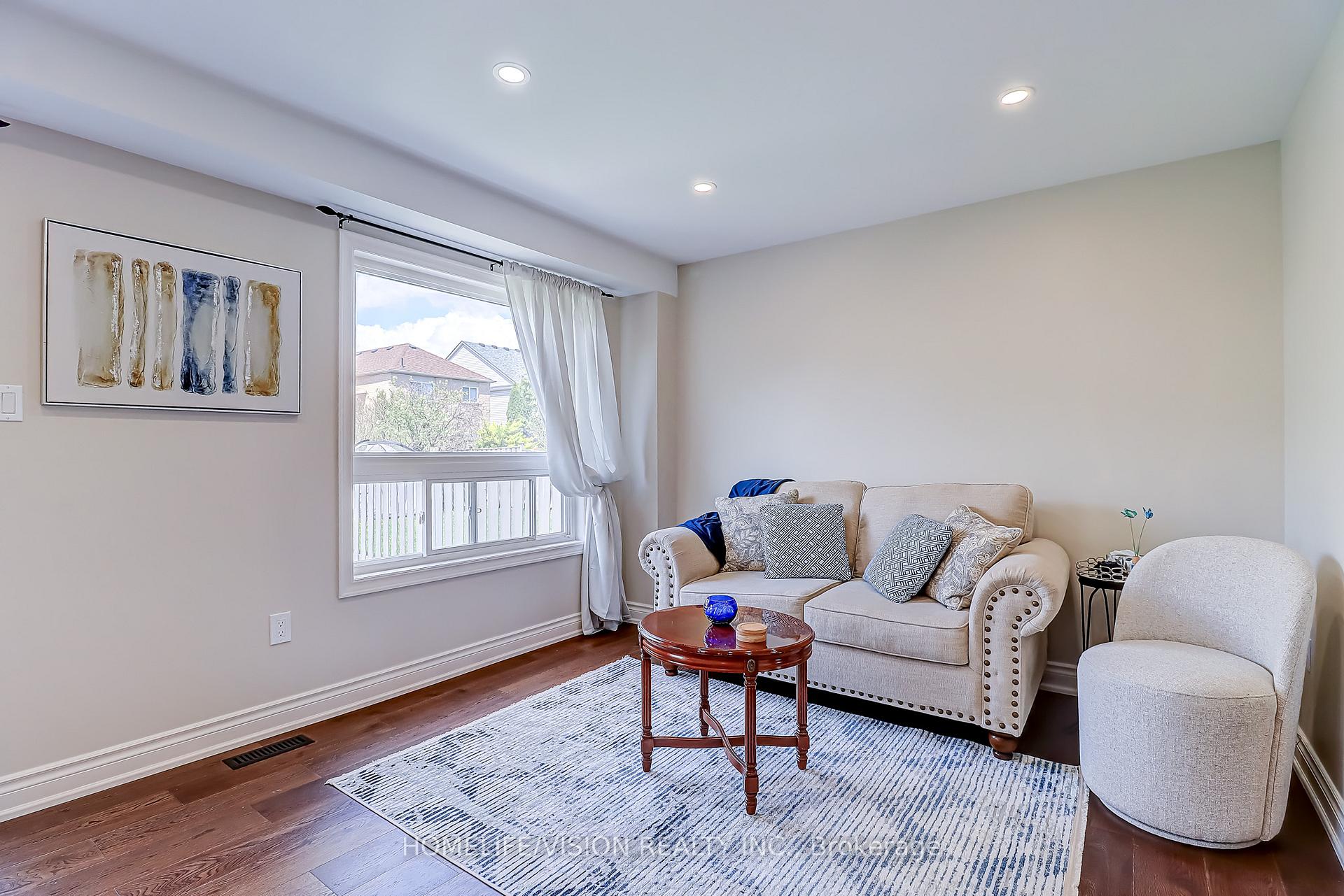 Photo 5 of 28 Longueuil Place, Whitby, Pringle Creek — HOMEH