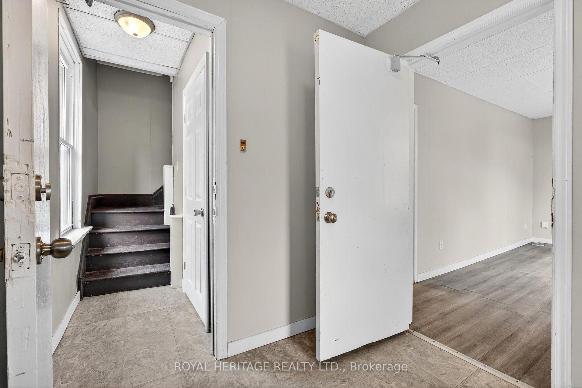 Photo 7 of 364 Parkhill Road W, Peterborough, Northcrest Ward 5 — HOMEH