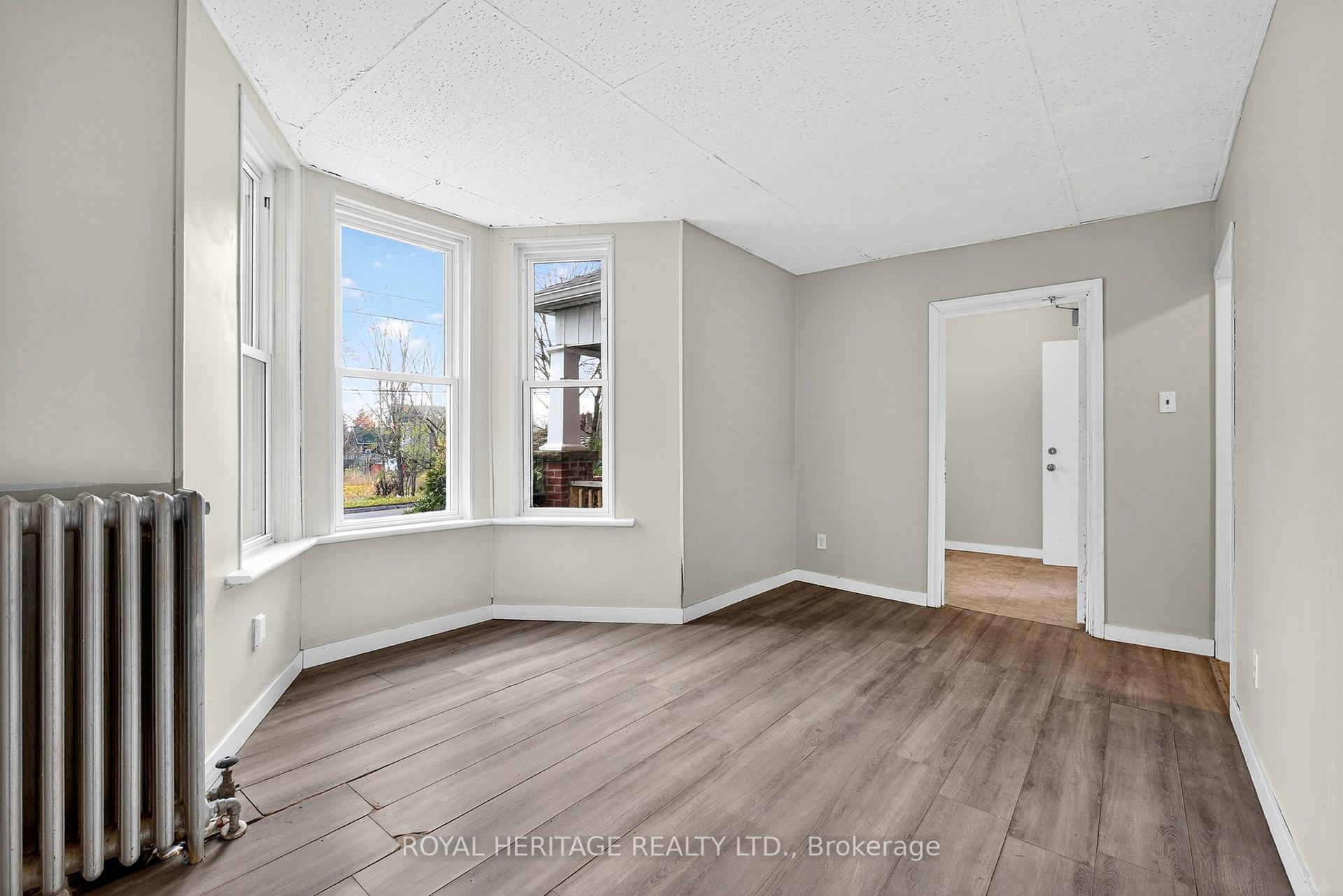 Photo 10 of 364 Parkhill Road W, Peterborough, Northcrest Ward 5 — HOMEH