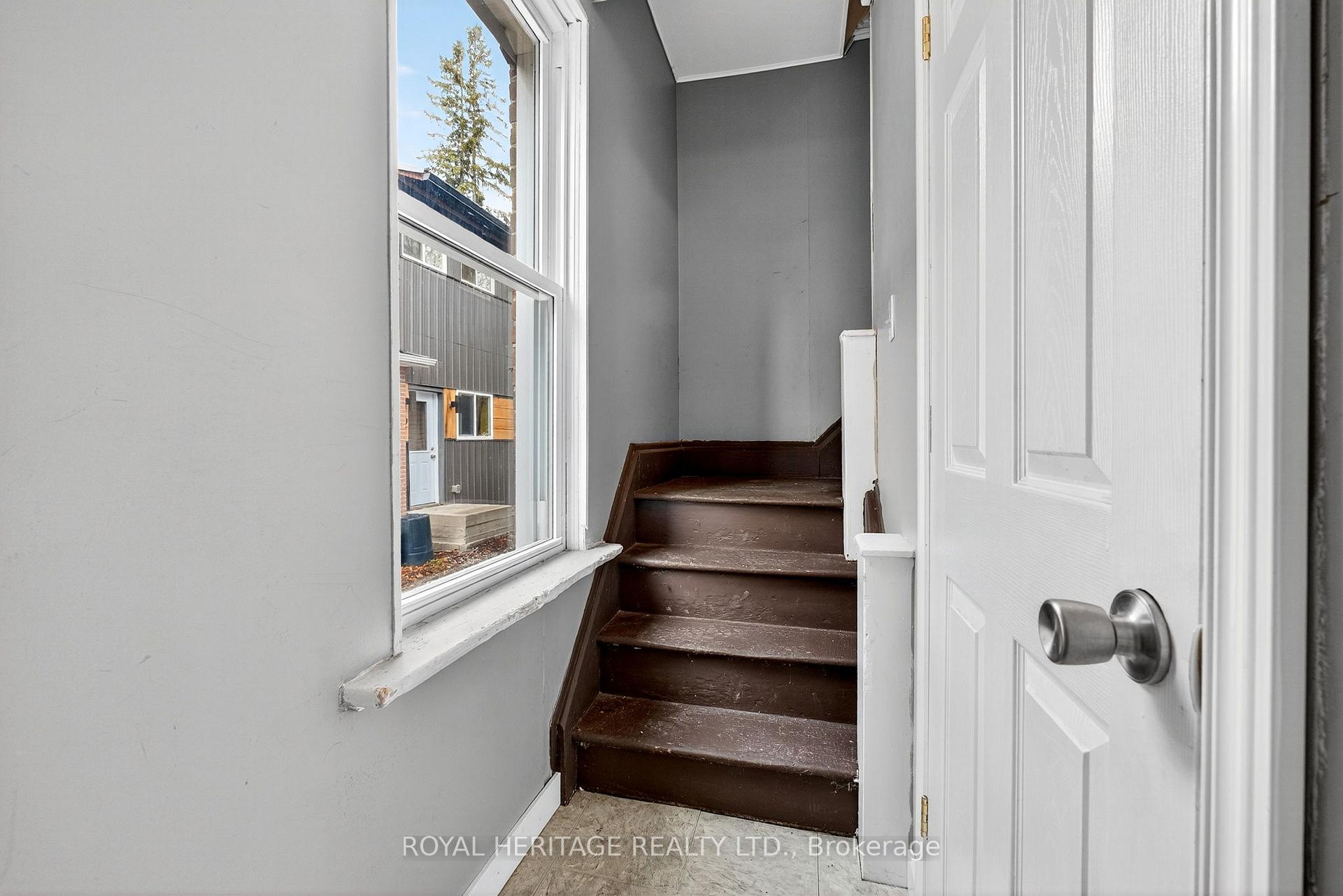 Photo 22 of 364 Parkhill Road W, Peterborough, Northcrest Ward 5 — HOMEH