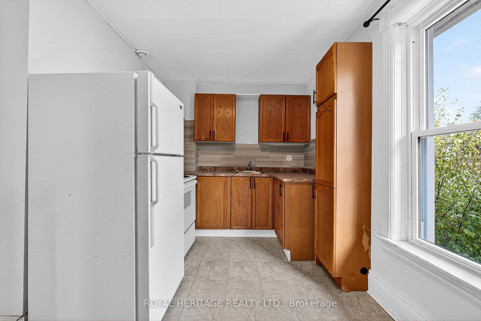 Photo 32 of 364 Parkhill Road W, Peterborough, Northcrest Ward 5 — HOMEH