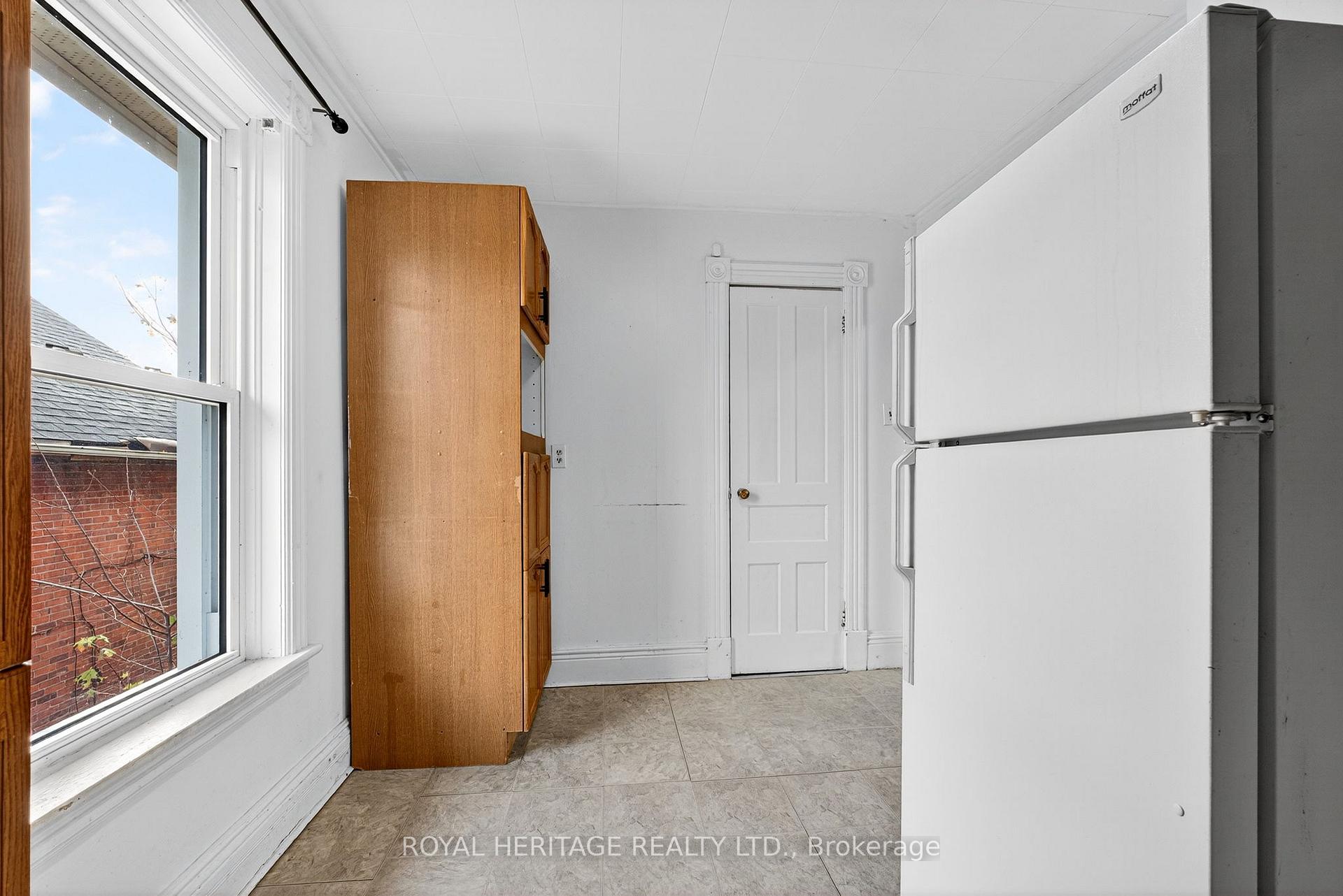 Photo 34 of 364 Parkhill Road W, Peterborough, Northcrest Ward 5 — HOMEH