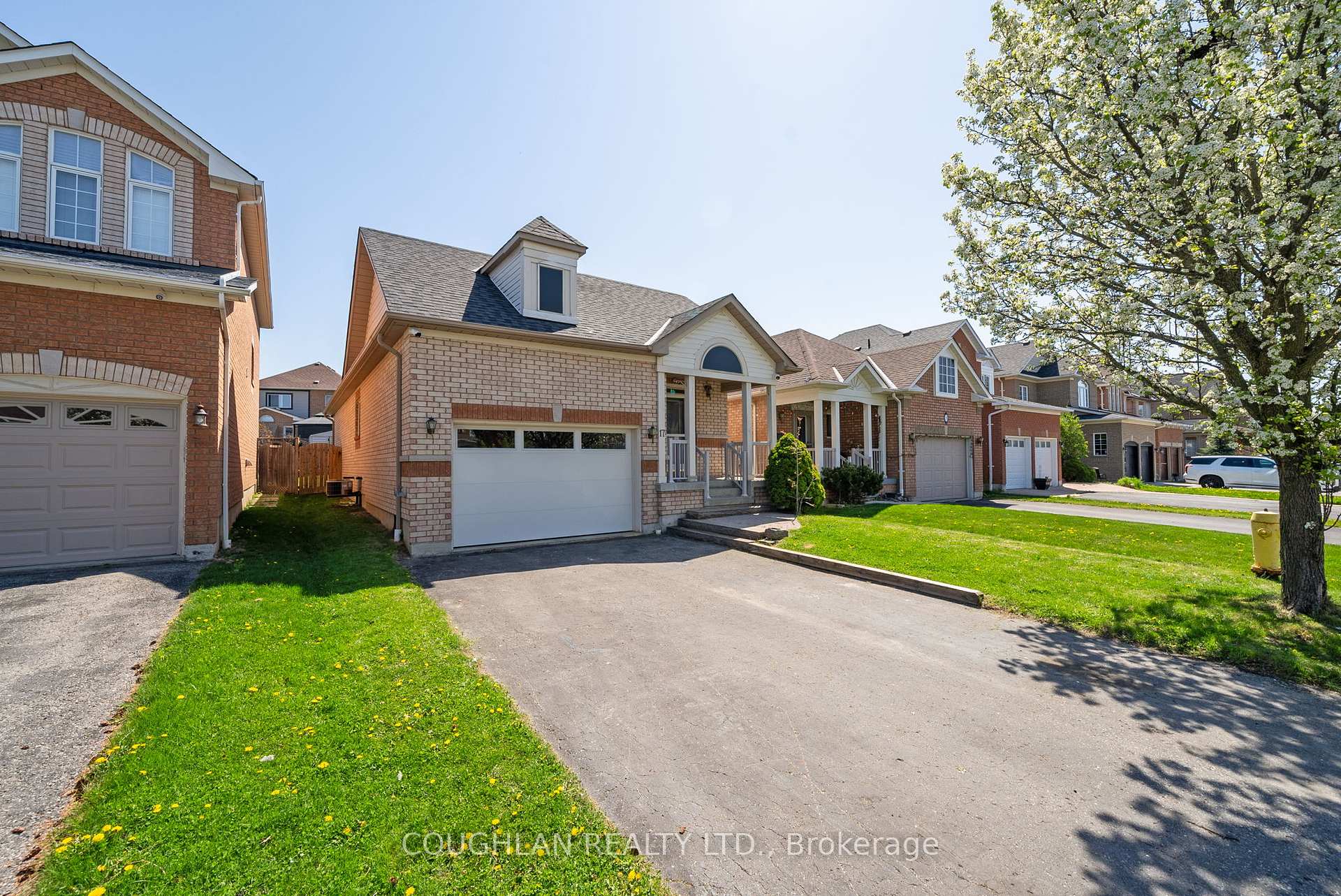 Photo 2 of 17 Fitzpatrick Court, Whitby, Brooklin — HOMEH