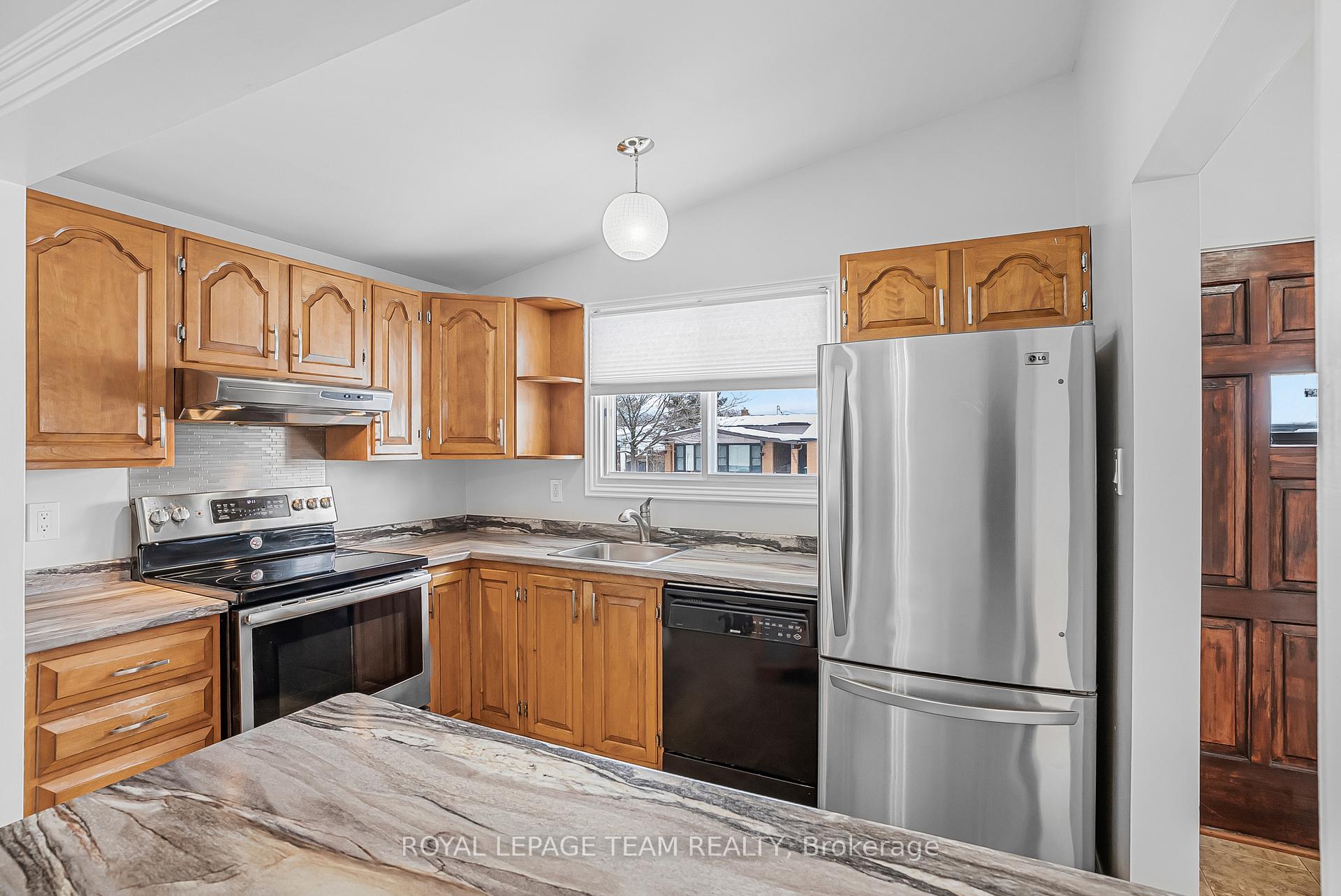 Photo 4 of 1386 Major Road, Ottawa, Bilberry Creek/Queenswood Heights — HOMEH