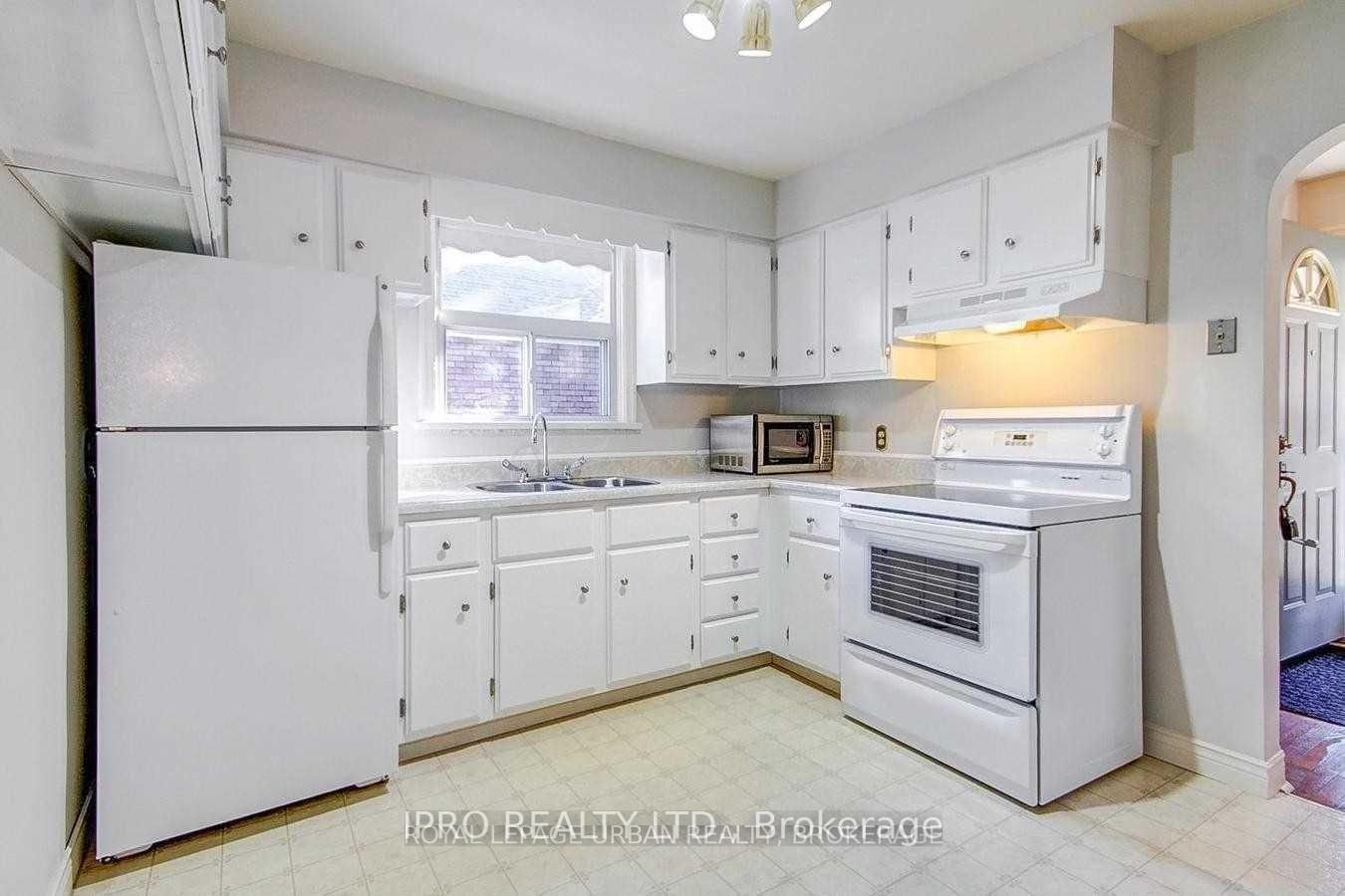 Photo 10 of 87 Oakes Avenue, Oshawa, O'Neill — HOMEH