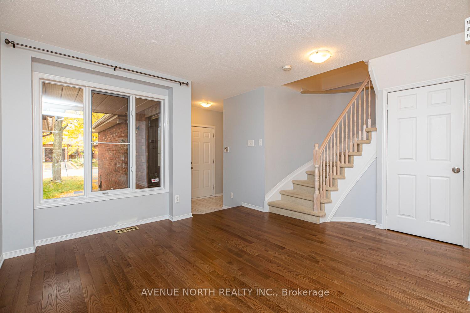 Photo 5 of 497 Lawler Crescent, Ottawa, Chatelaine Village — HOMEH