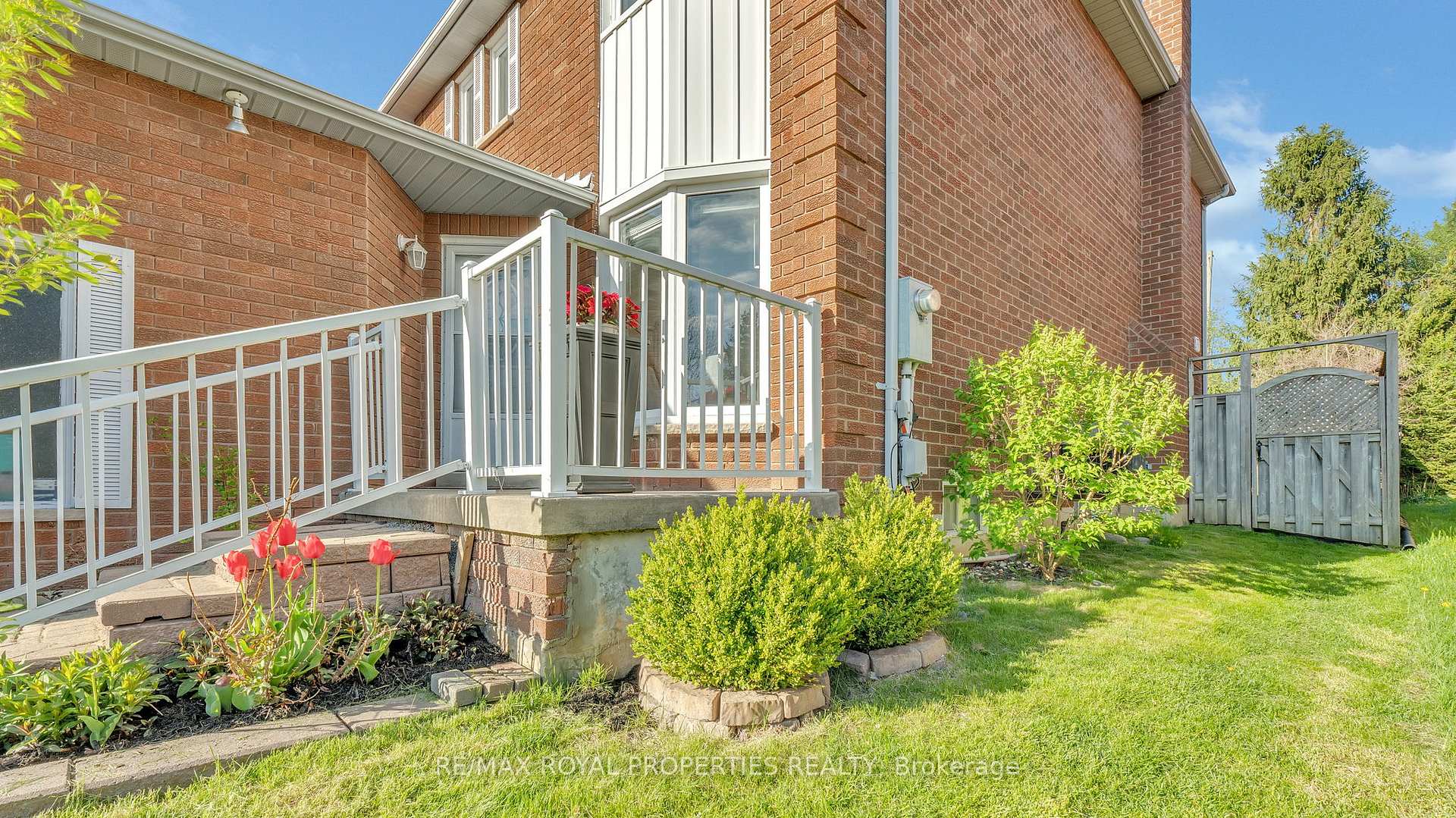 Photo 5 of 74 Erickson Drive, Whitby, Blue Grass Meadows — HOMEH