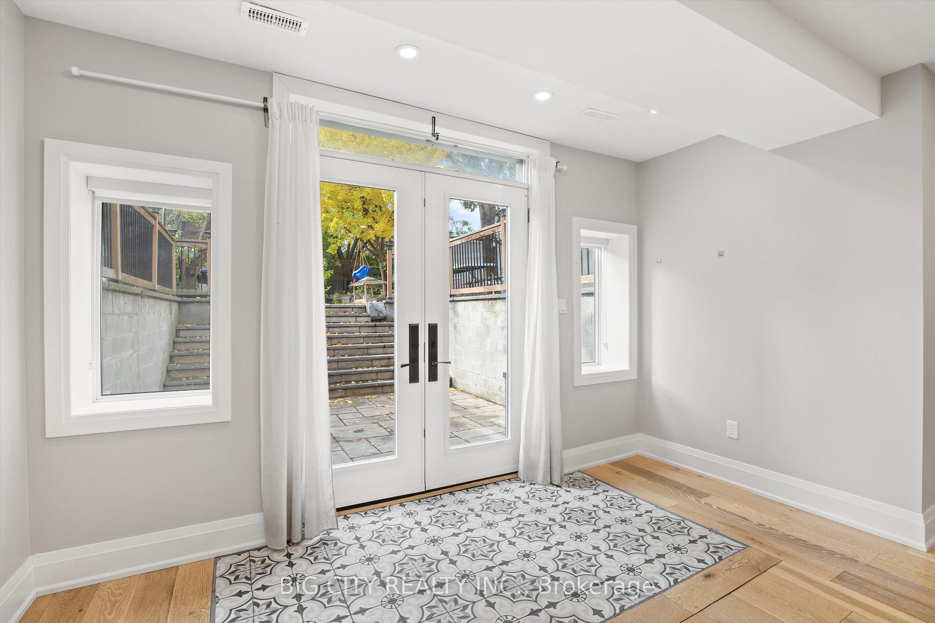 Photo 3 of Unit 2, 7698 Kipling Avenue, Vaughan, Vaughan Grove — HOMEH