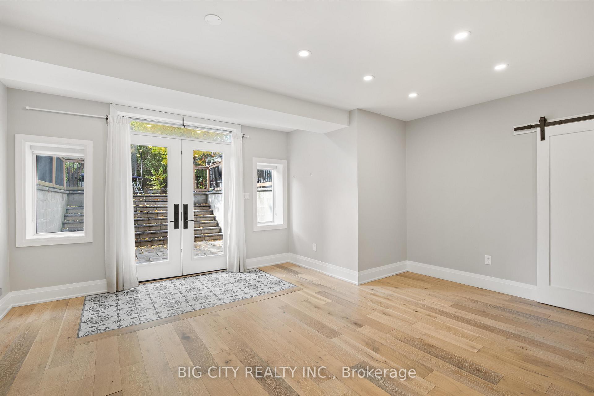 Photo 4 of Unit 2, 7698 Kipling Avenue, Vaughan, Vaughan Grove — HOMEH