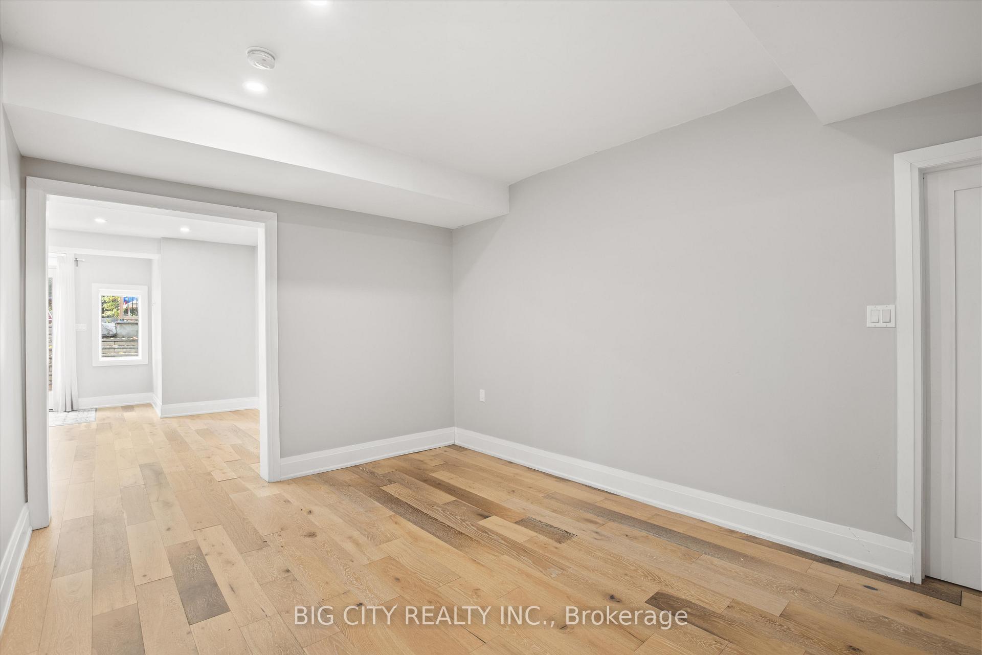 Photo 14 of Unit 2, 7698 Kipling Avenue, Vaughan, Vaughan Grove — HOMEH