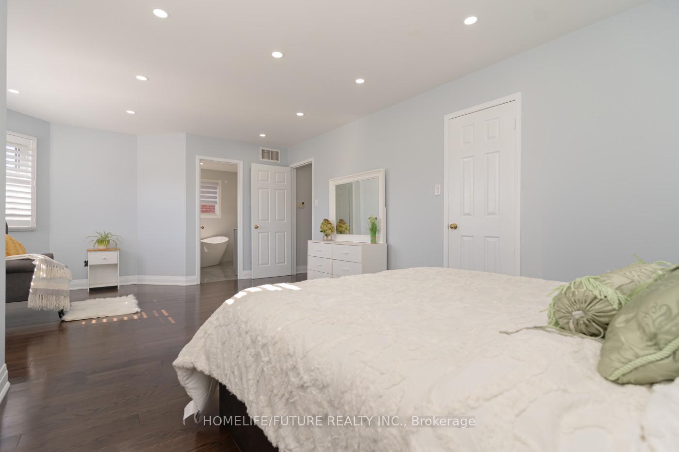 Photo 18 of 207 Mossbrook Square, Pickering, Highbush — HOMEH