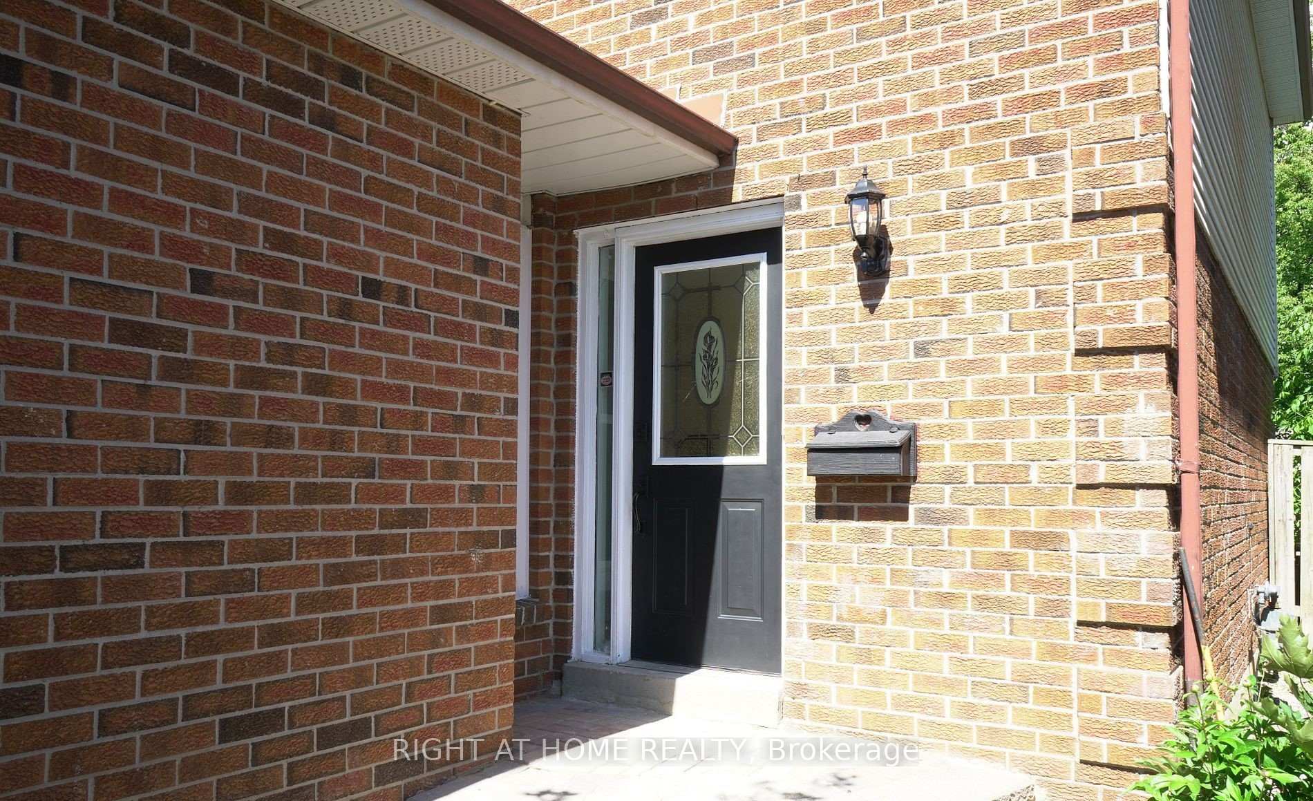Photo 2 of 1168 Tanzer Court, Pickering, Bay Ridges — HOMEH