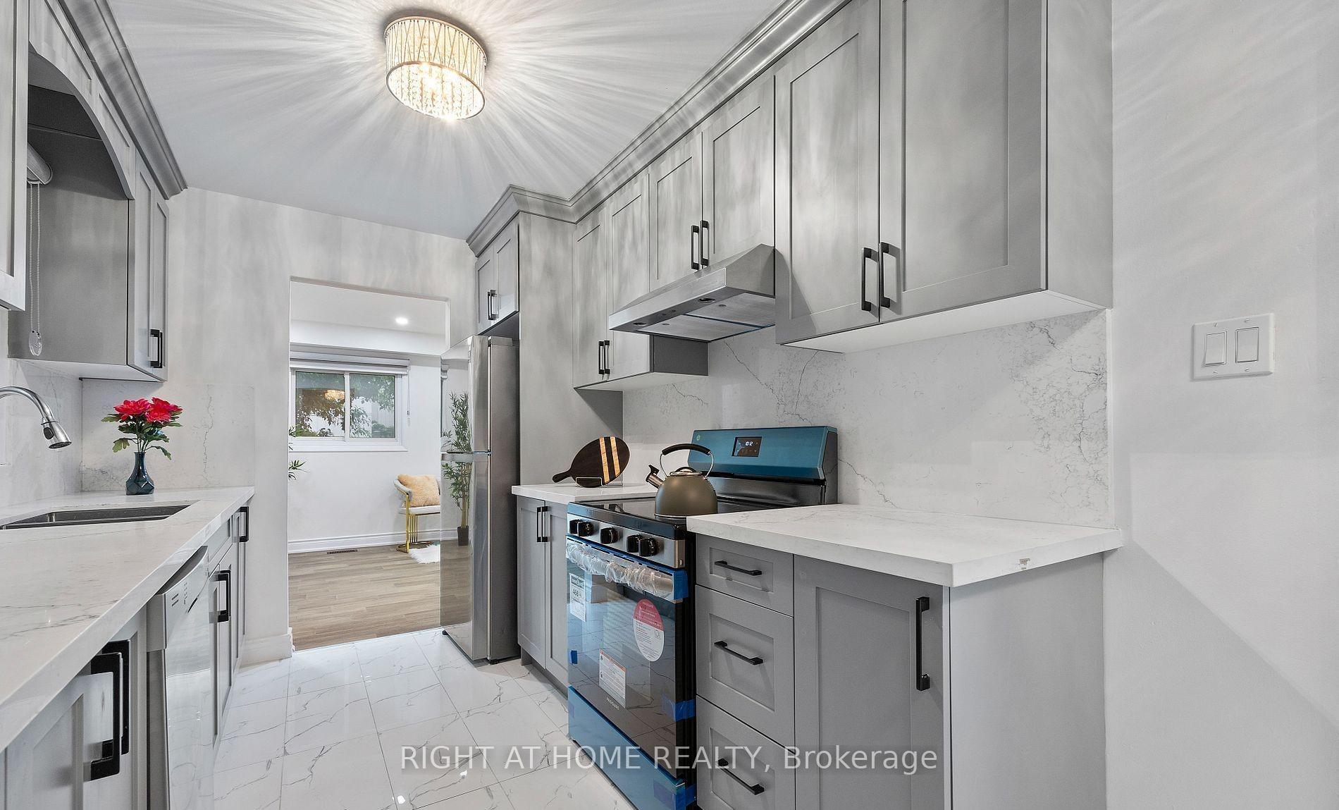Photo 5 of 1168 Tanzer Court, Pickering, Bay Ridges — HOMEH