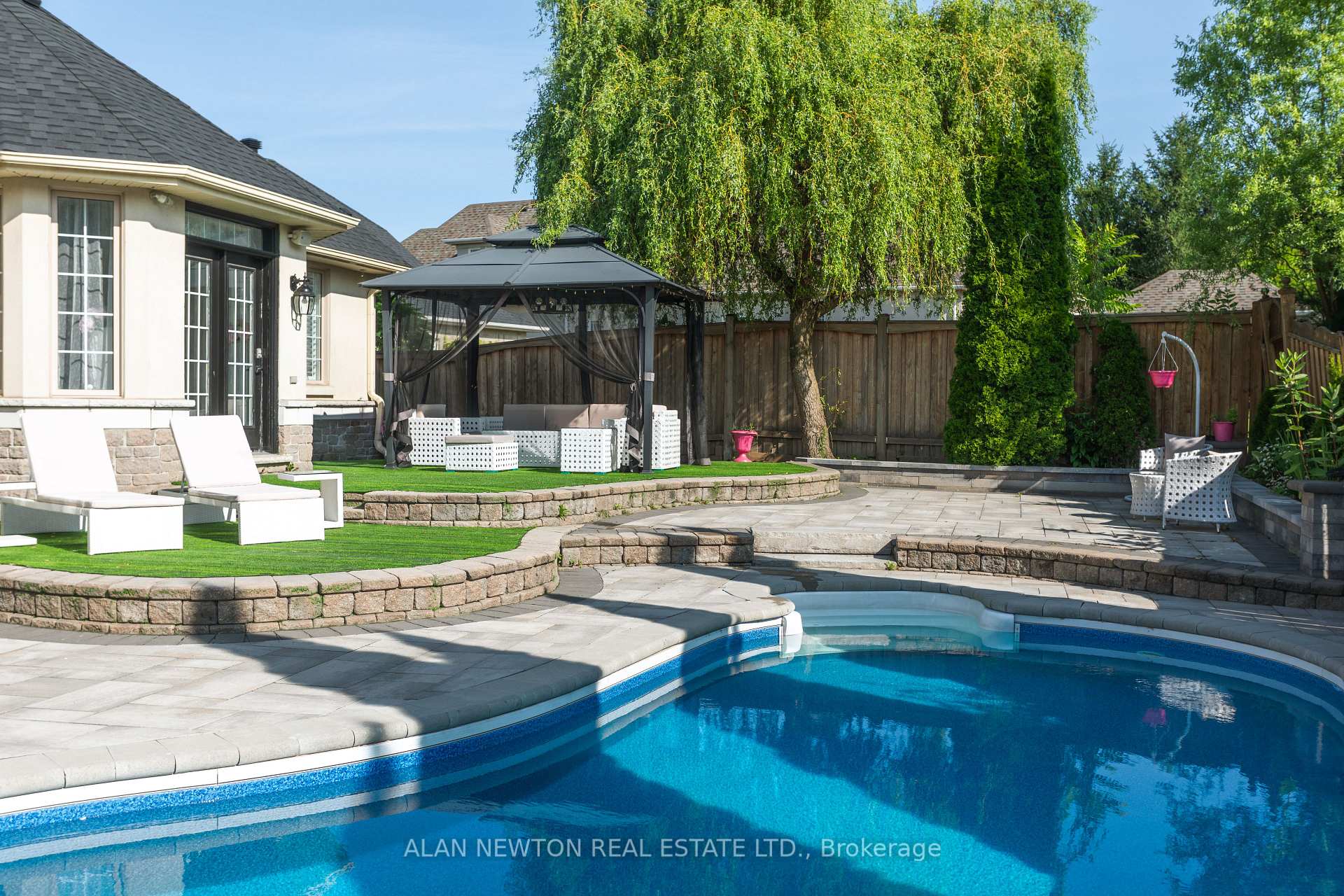 Photo 2 of 102 Hunterwood Chase, Vaughan, Rural Vaughan — HOMEH