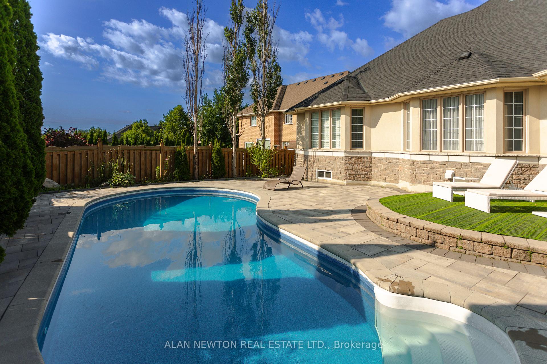 Photo 3 of 102 Hunterwood Chase, Vaughan, Rural Vaughan — HOMEH