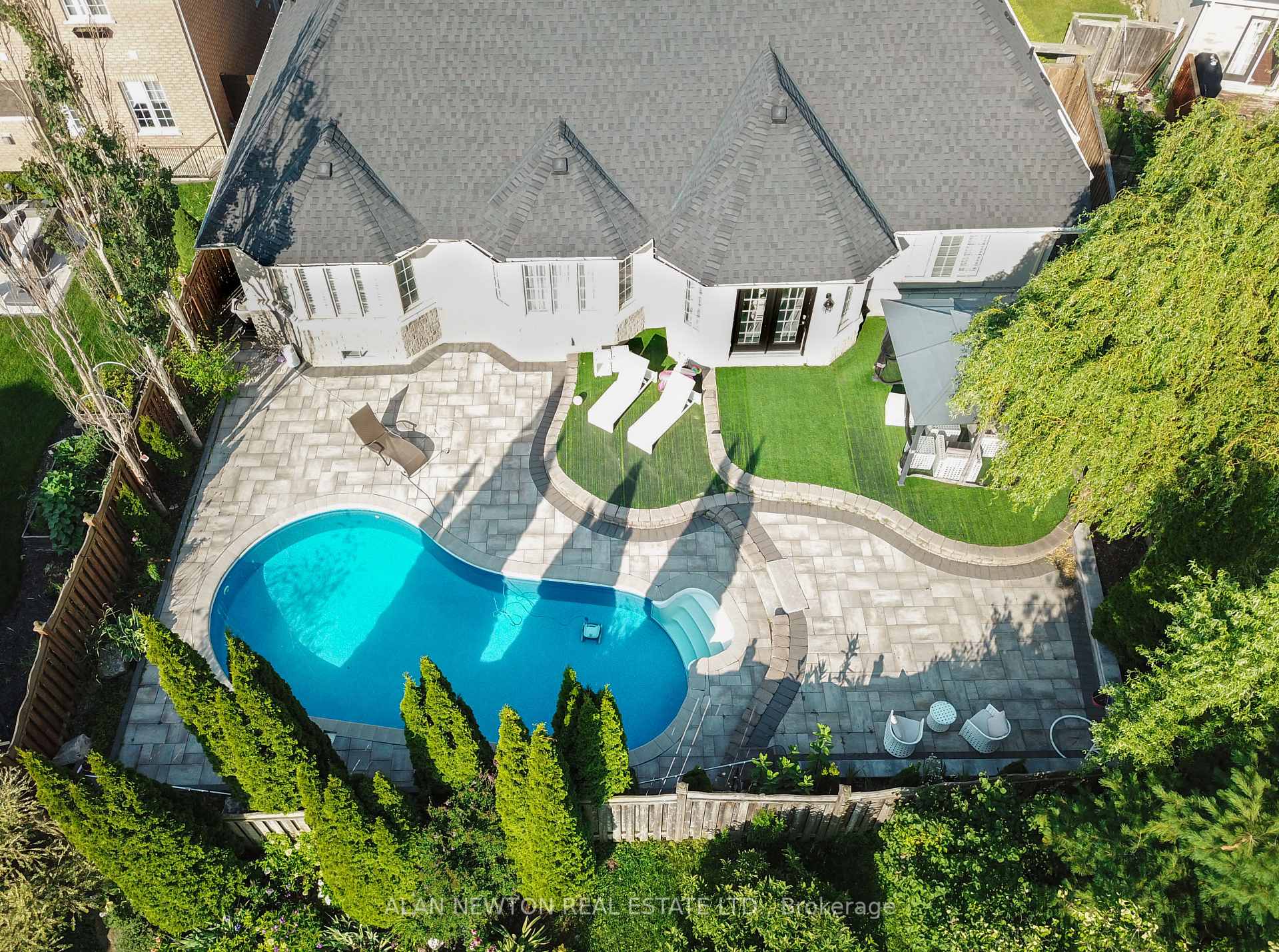Photo 4 of 102 Hunterwood Chase, Vaughan, Rural Vaughan — HOMEH