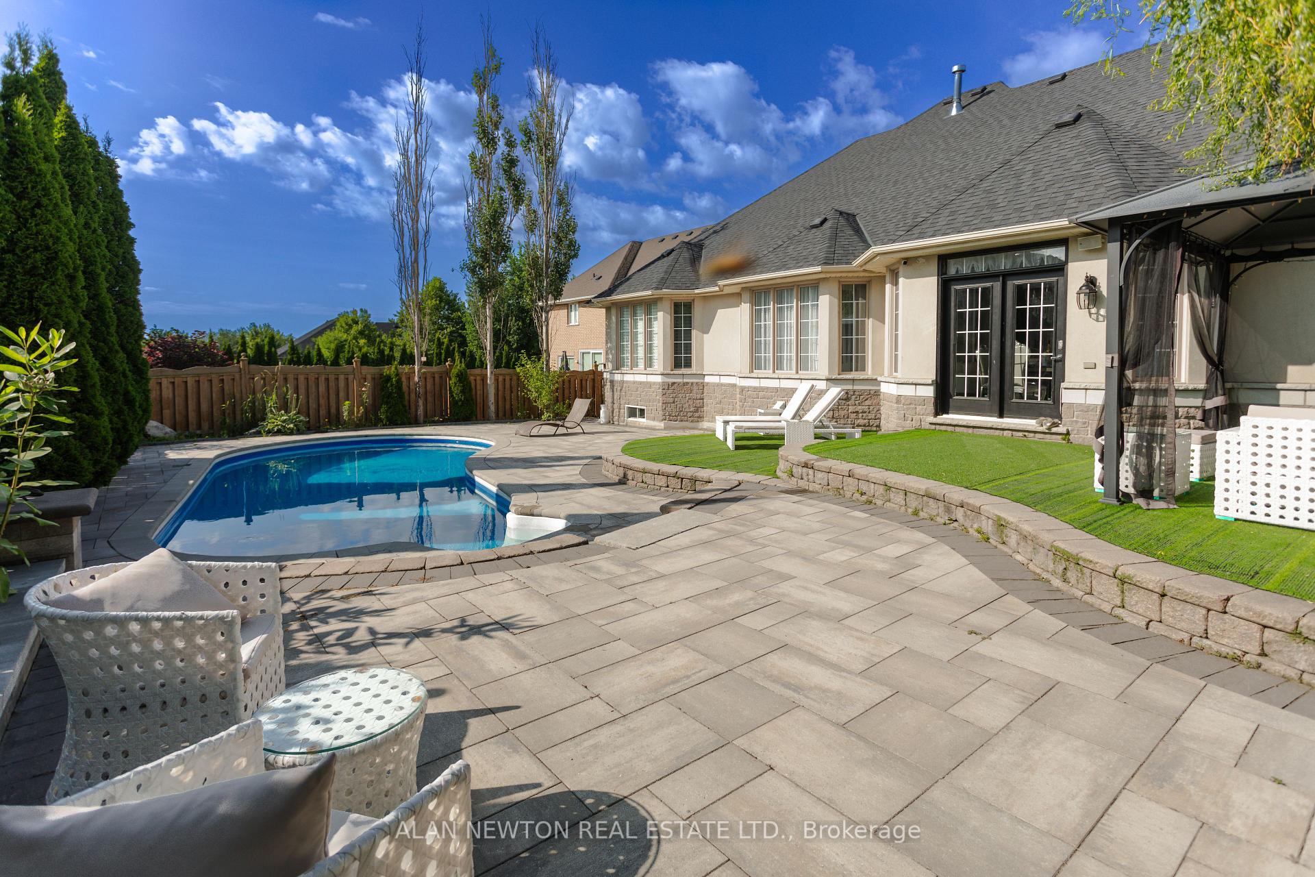 Photo 5 of 102 Hunterwood Chase, Vaughan, Rural Vaughan — HOMEH