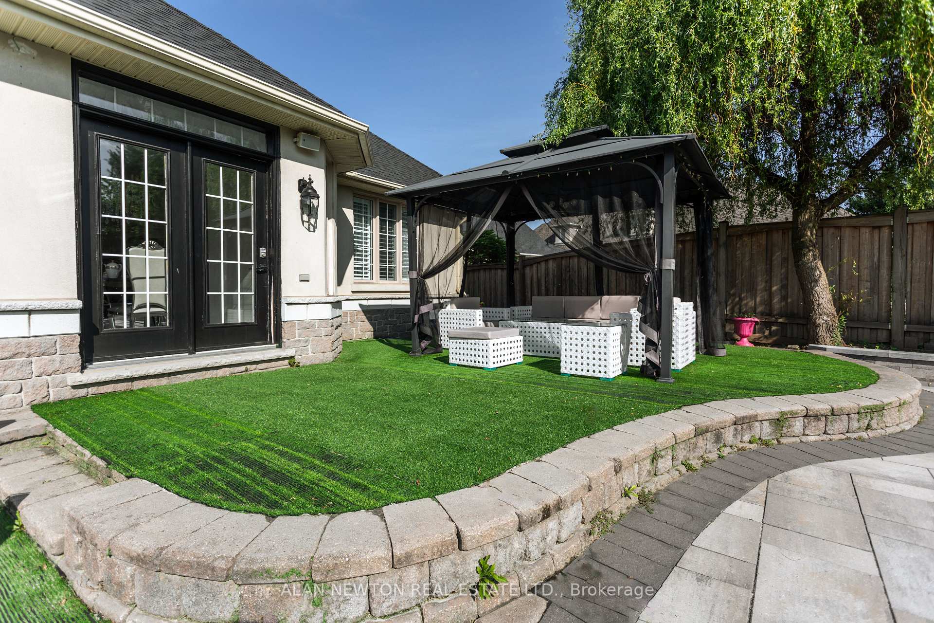 Photo 7 of 102 Hunterwood Chase, Vaughan, Rural Vaughan — HOMEH