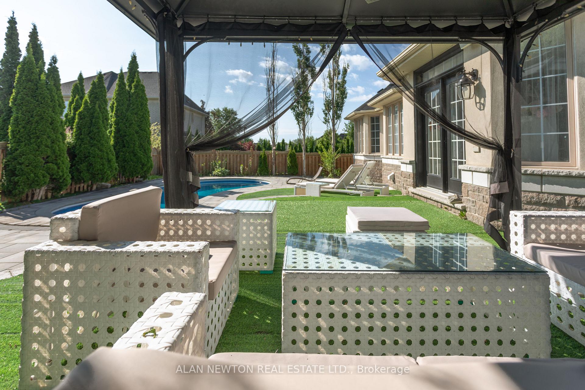Photo 8 of 102 Hunterwood Chase, Vaughan, Rural Vaughan — HOMEH